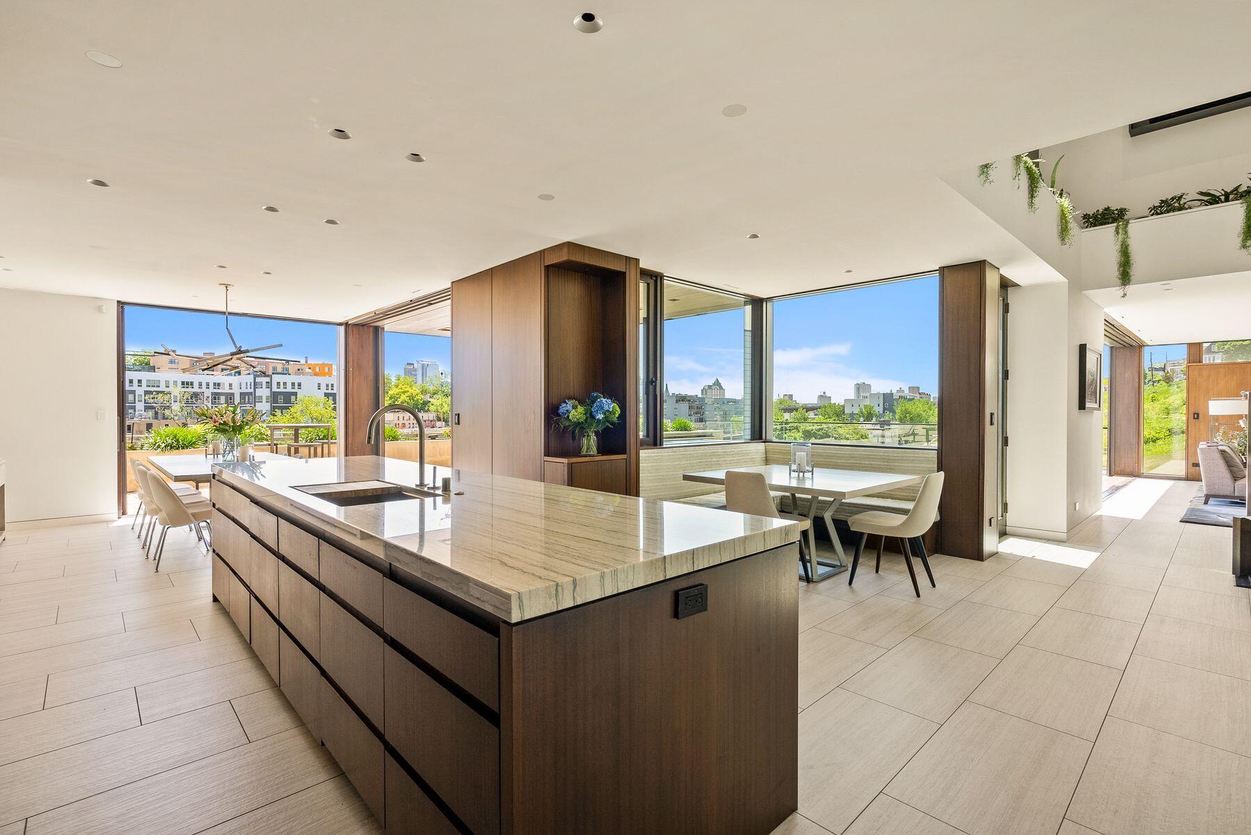 801 E Reservoir Ave
