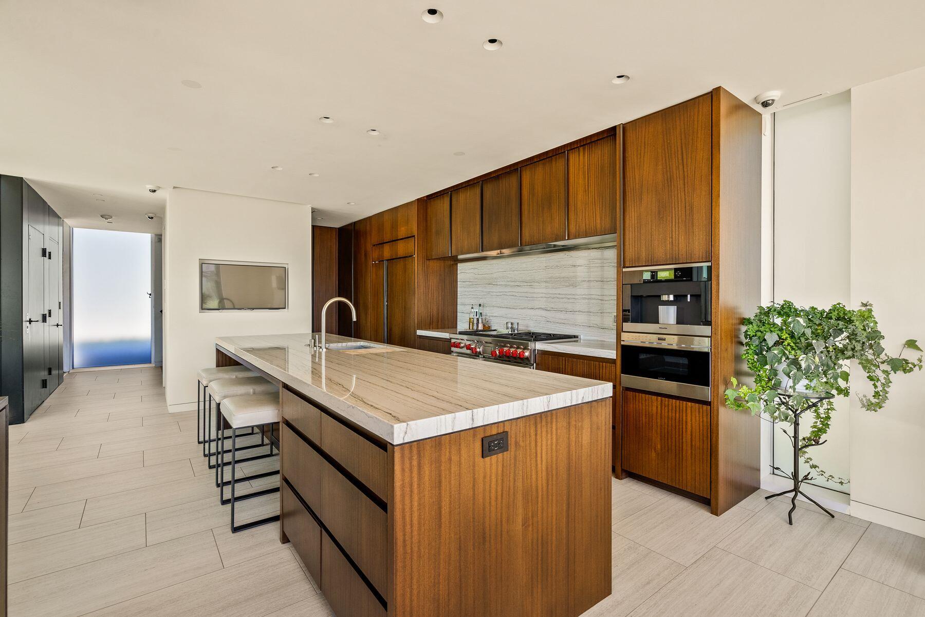 801 E Reservoir Ave