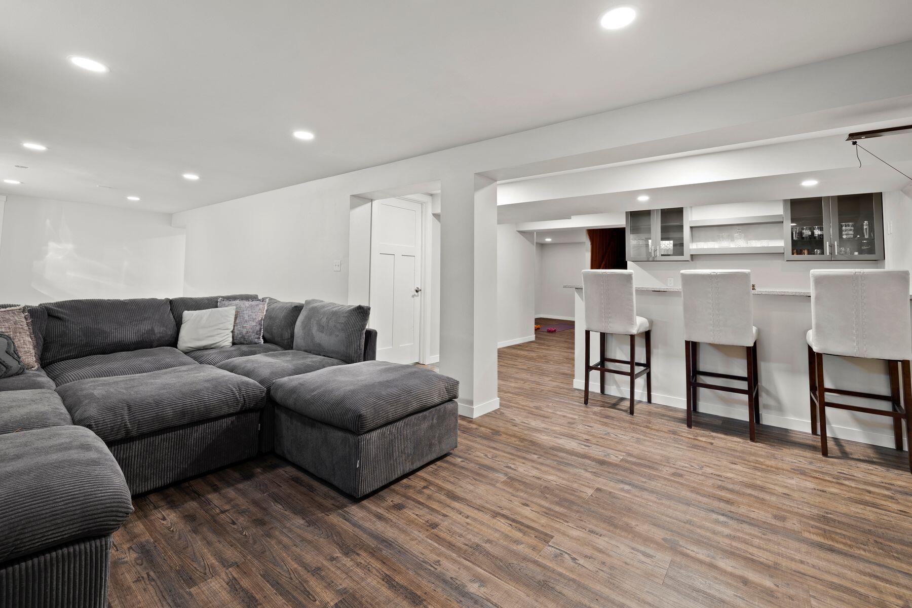 2110 W Edward Ln
