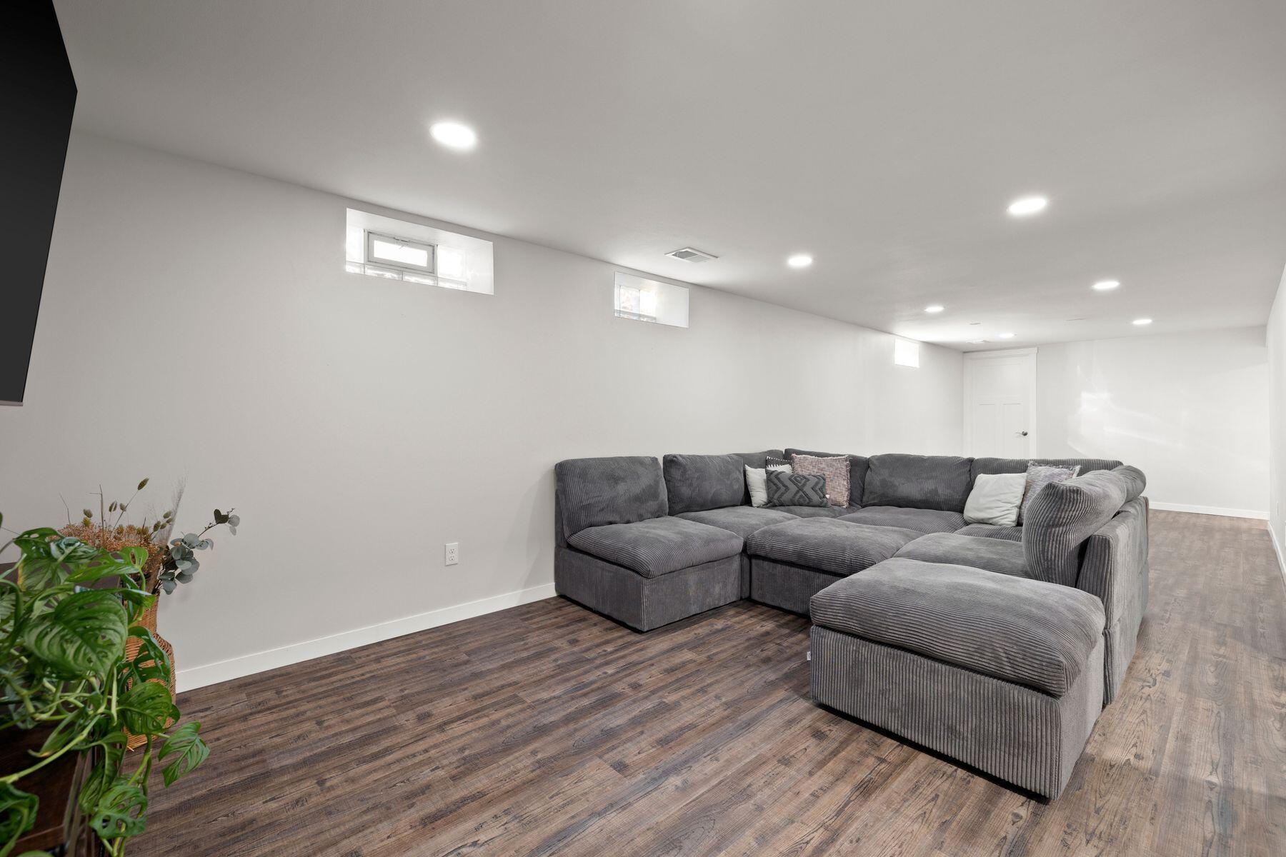 2110 W Edward Ln