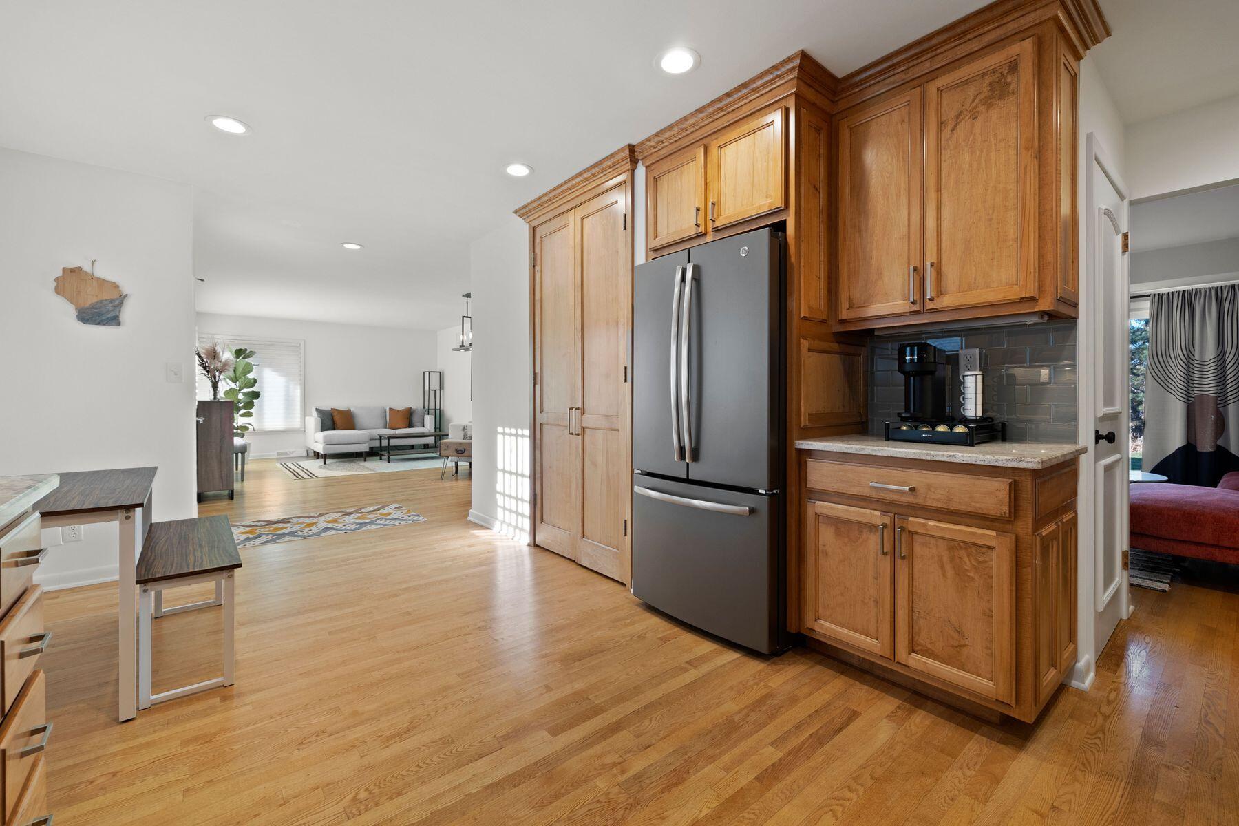 2110 W Edward Ln
