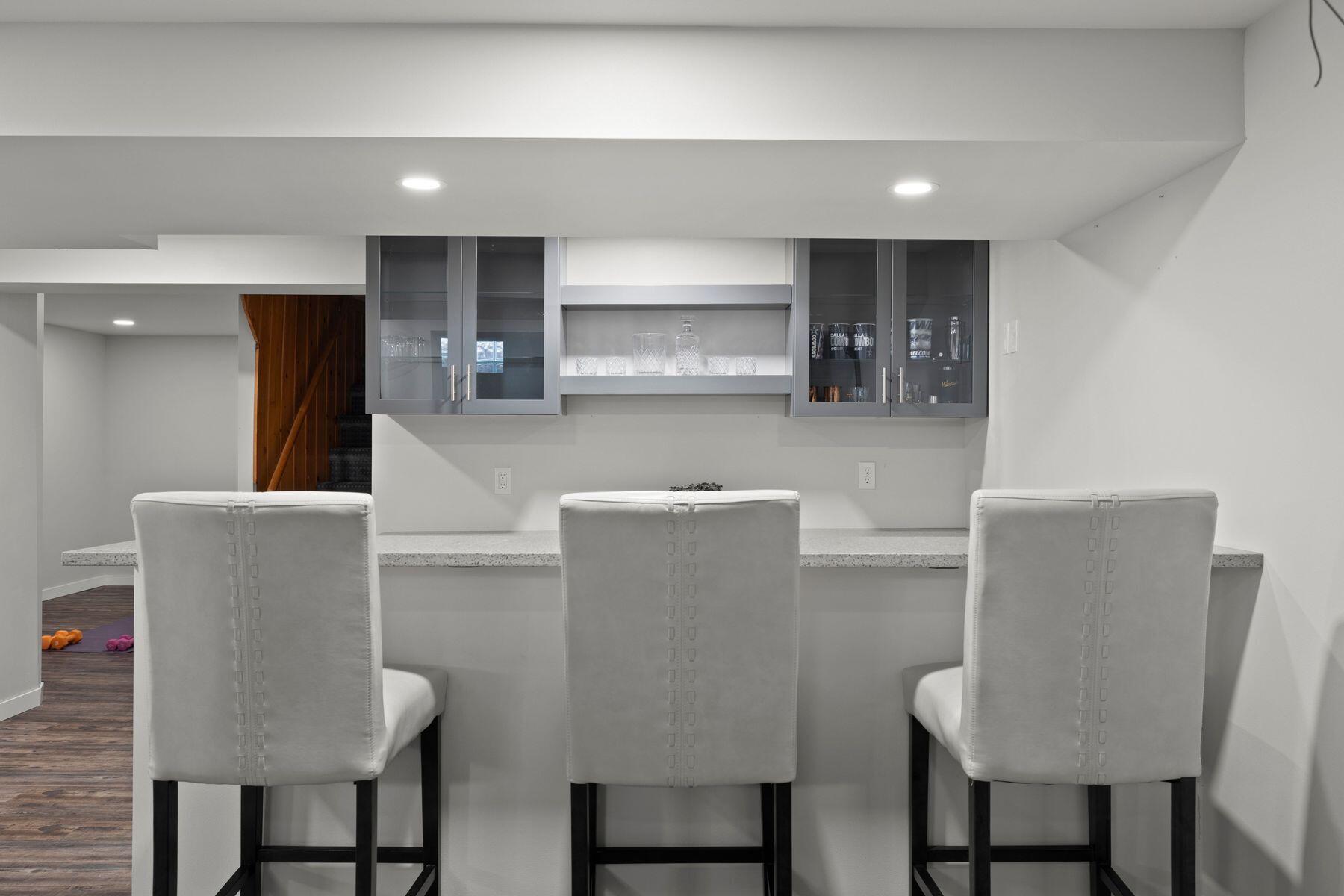2110 W Edward Ln