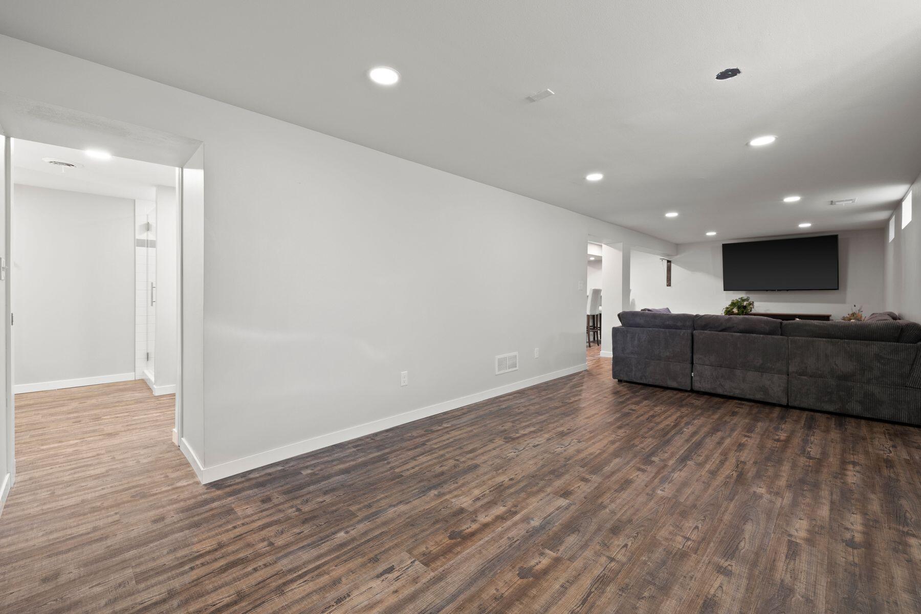2110 W Edward Ln