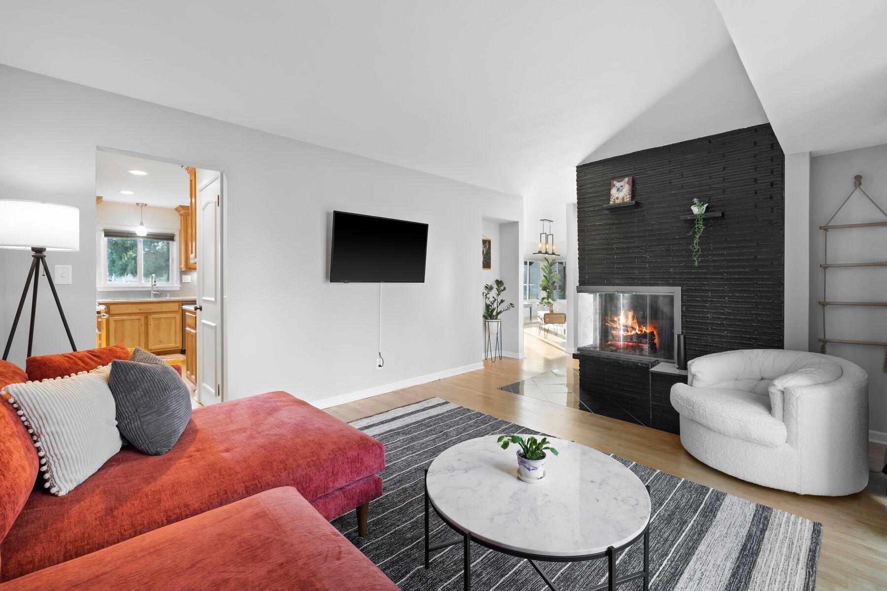 2110 W Edward Ln
