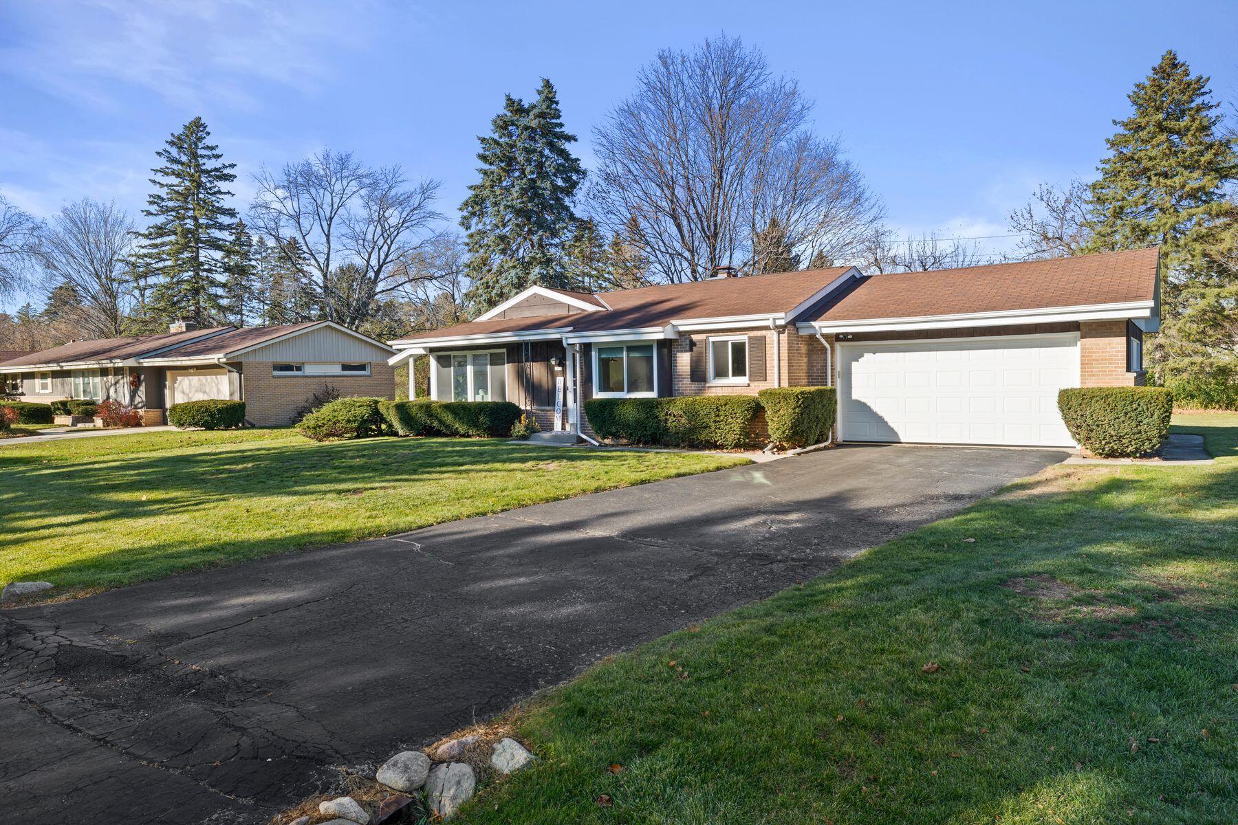 2110 W Edward Ln