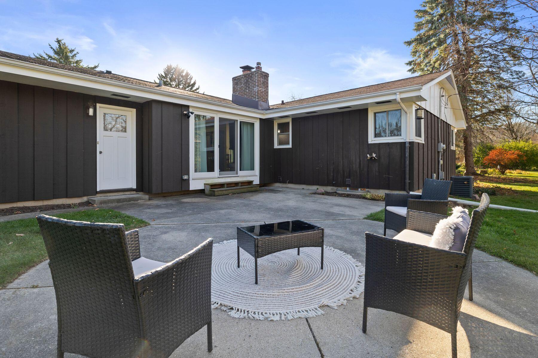 2110 W Edward Ln