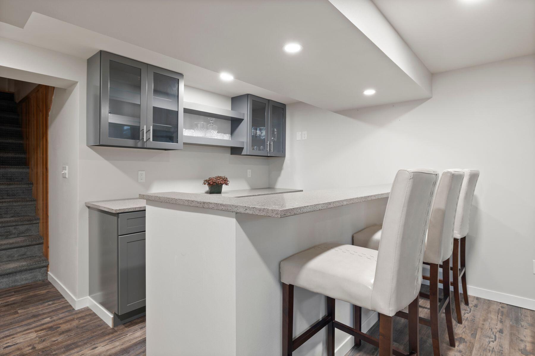 2110 W Edward Ln