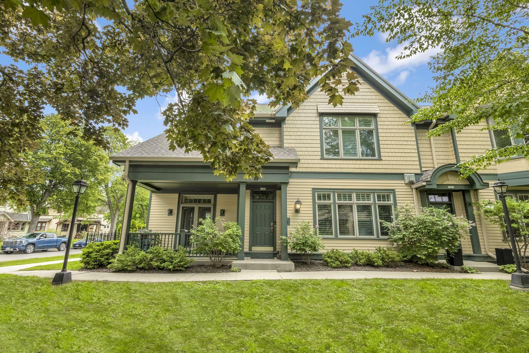 2309 E Stratford Ct