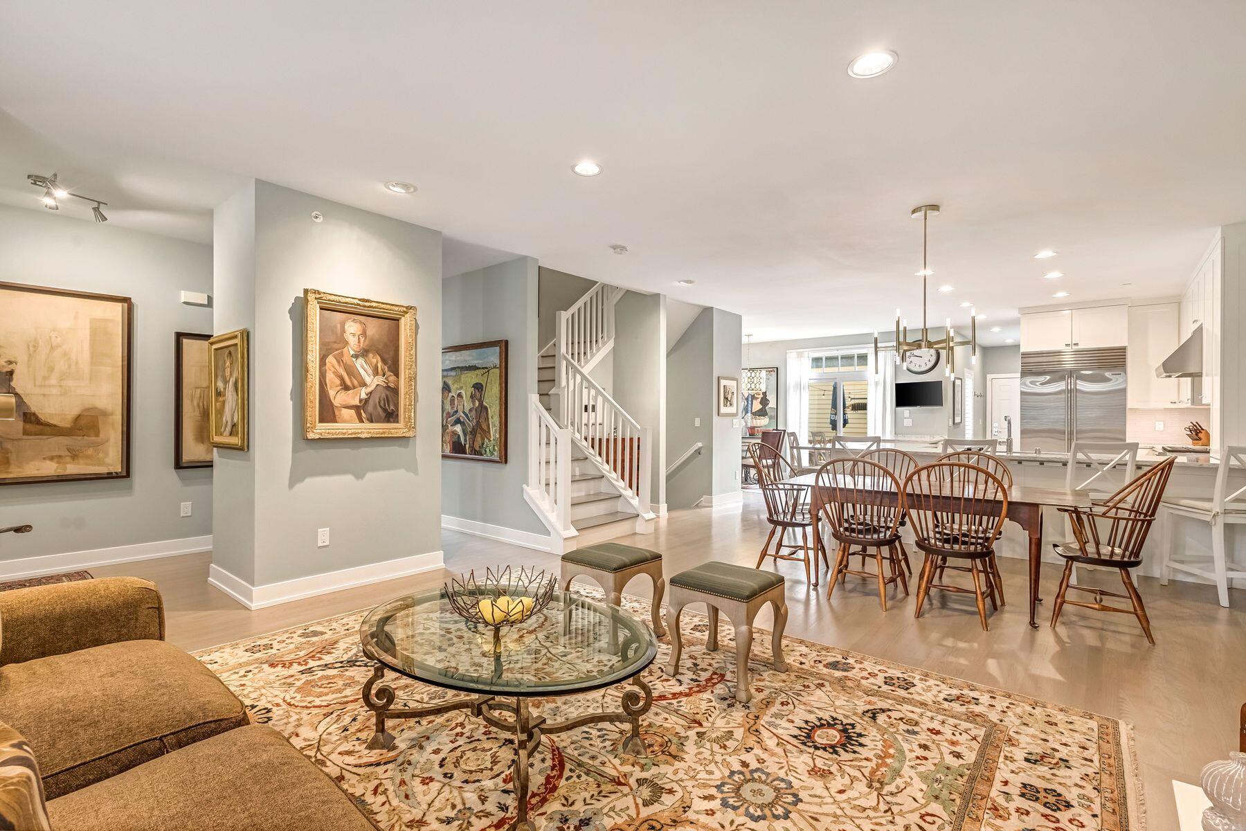 2309 E Stratford Ct