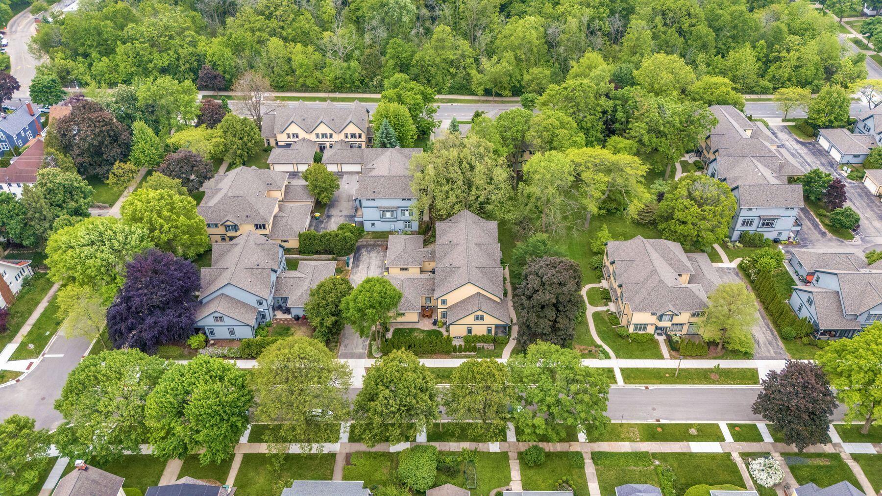 2309 E Stratford Ct