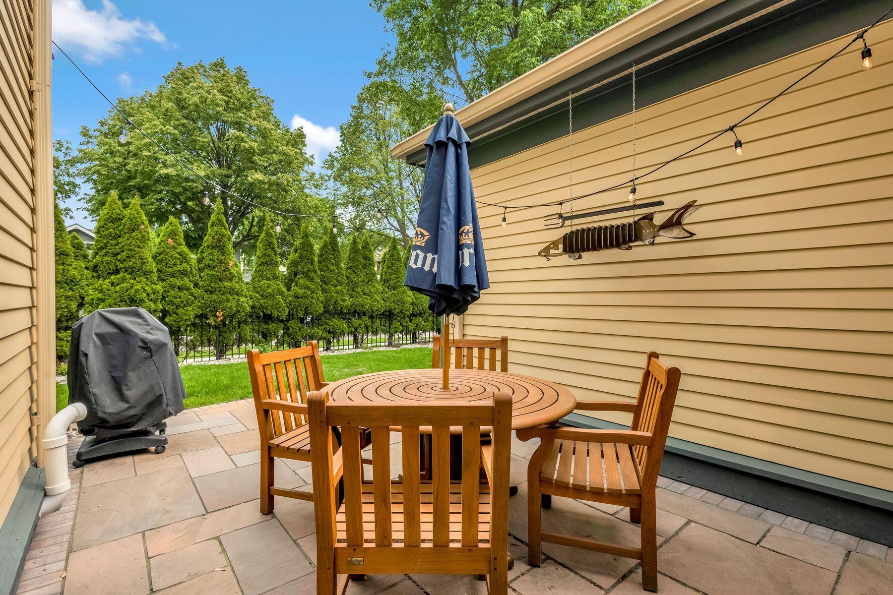 2309 E Stratford Ct