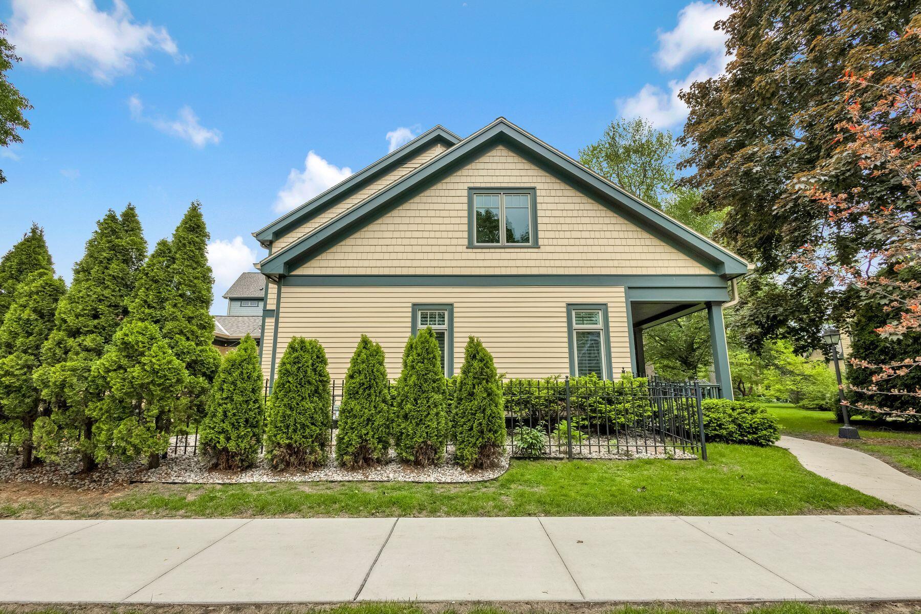 2309 E Stratford Ct