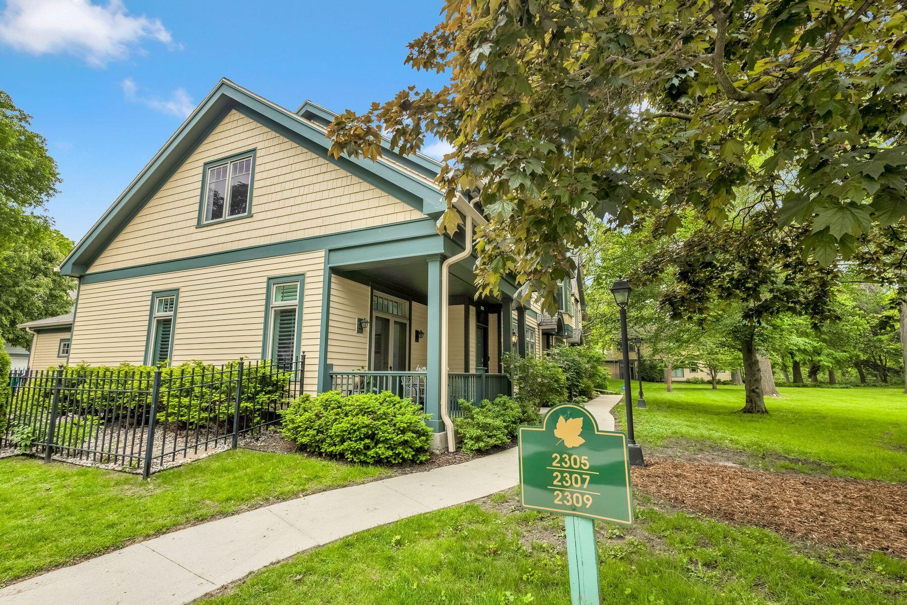 2309 E Stratford Ct