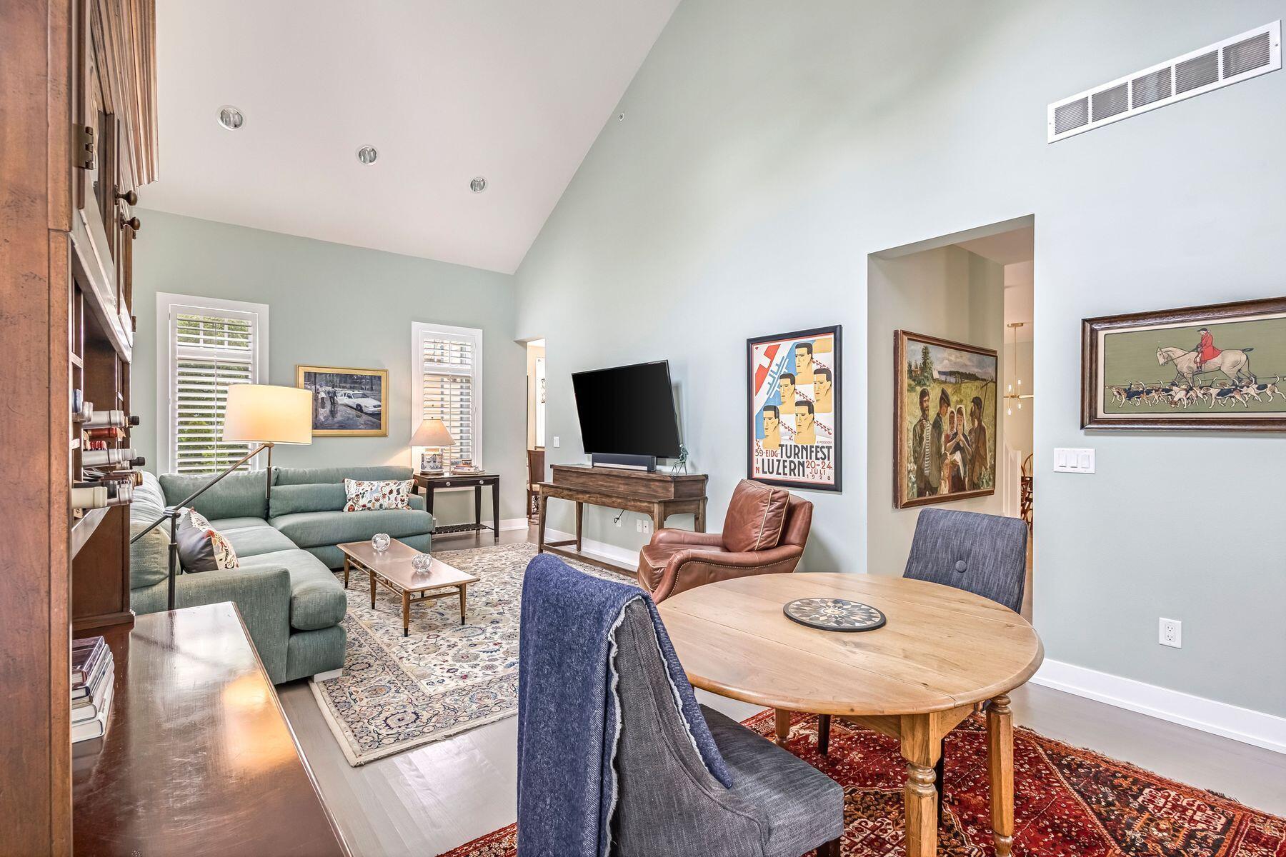 2309 E Stratford Ct