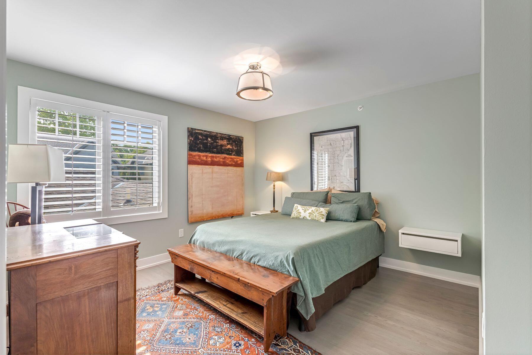 2309 E Stratford Ct