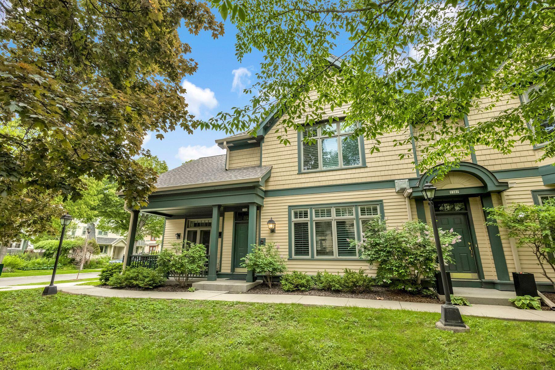 2309 E Stratford Ct