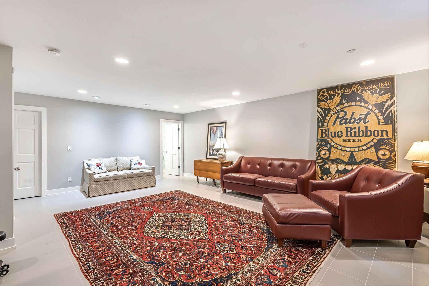 2309 E Stratford Ct