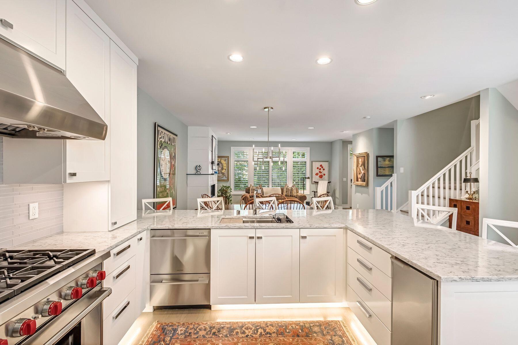 2309 E Stratford Ct