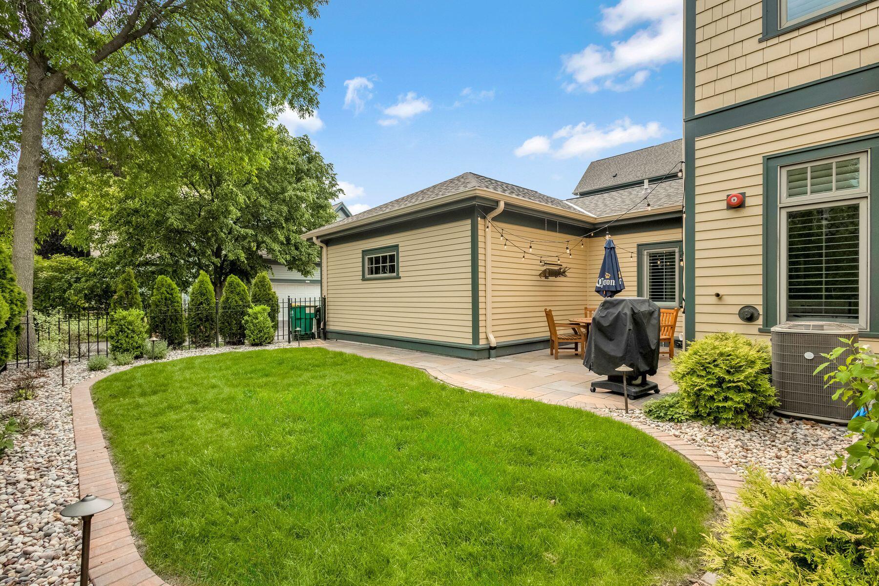 2309 E Stratford Ct