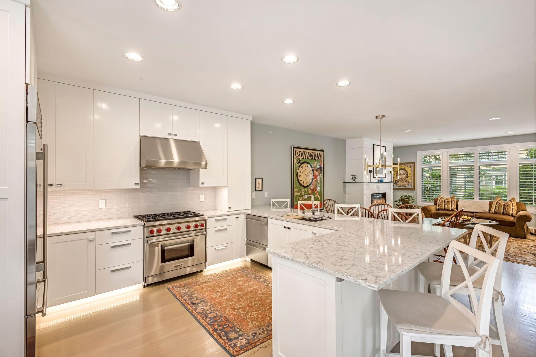 2309 E Stratford Ct