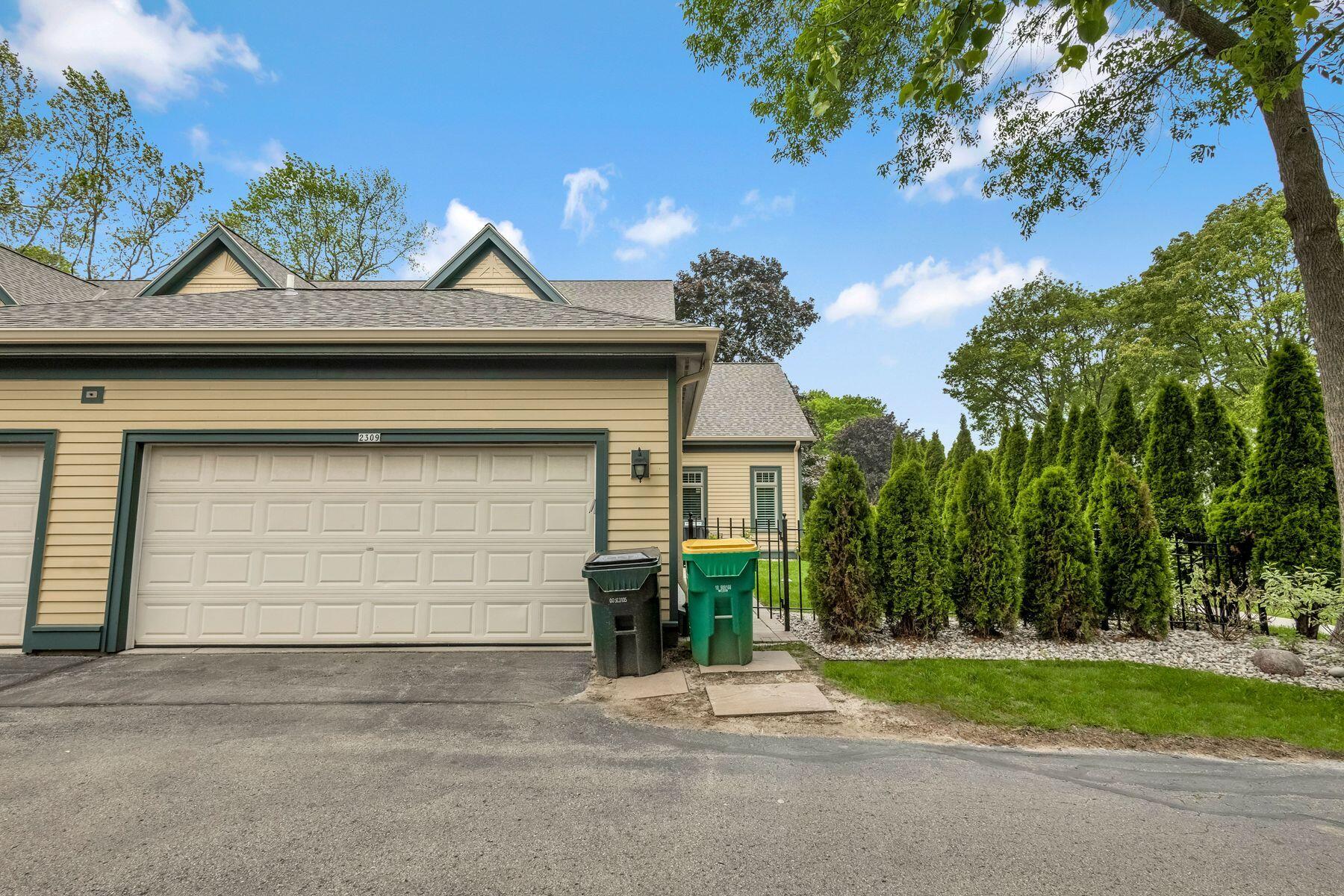 2309 E Stratford Ct