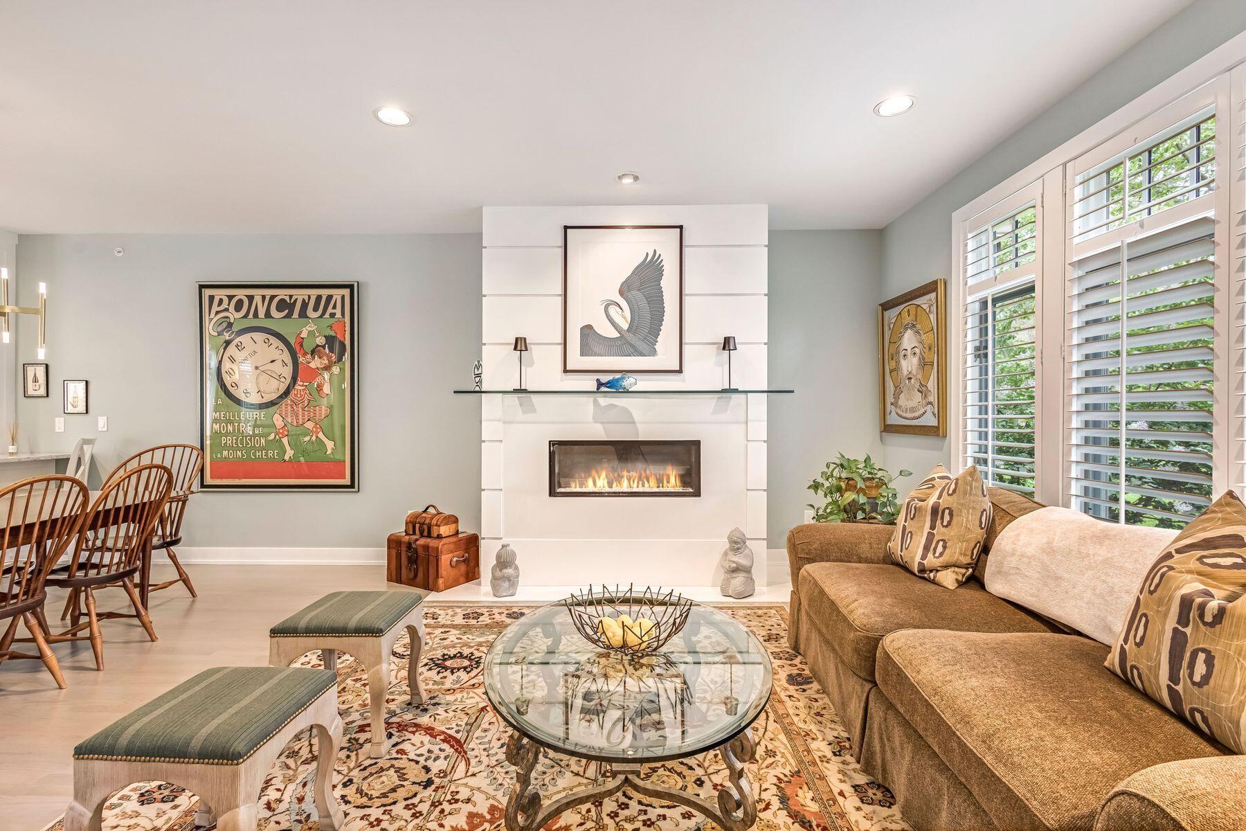 2309 E Stratford Ct