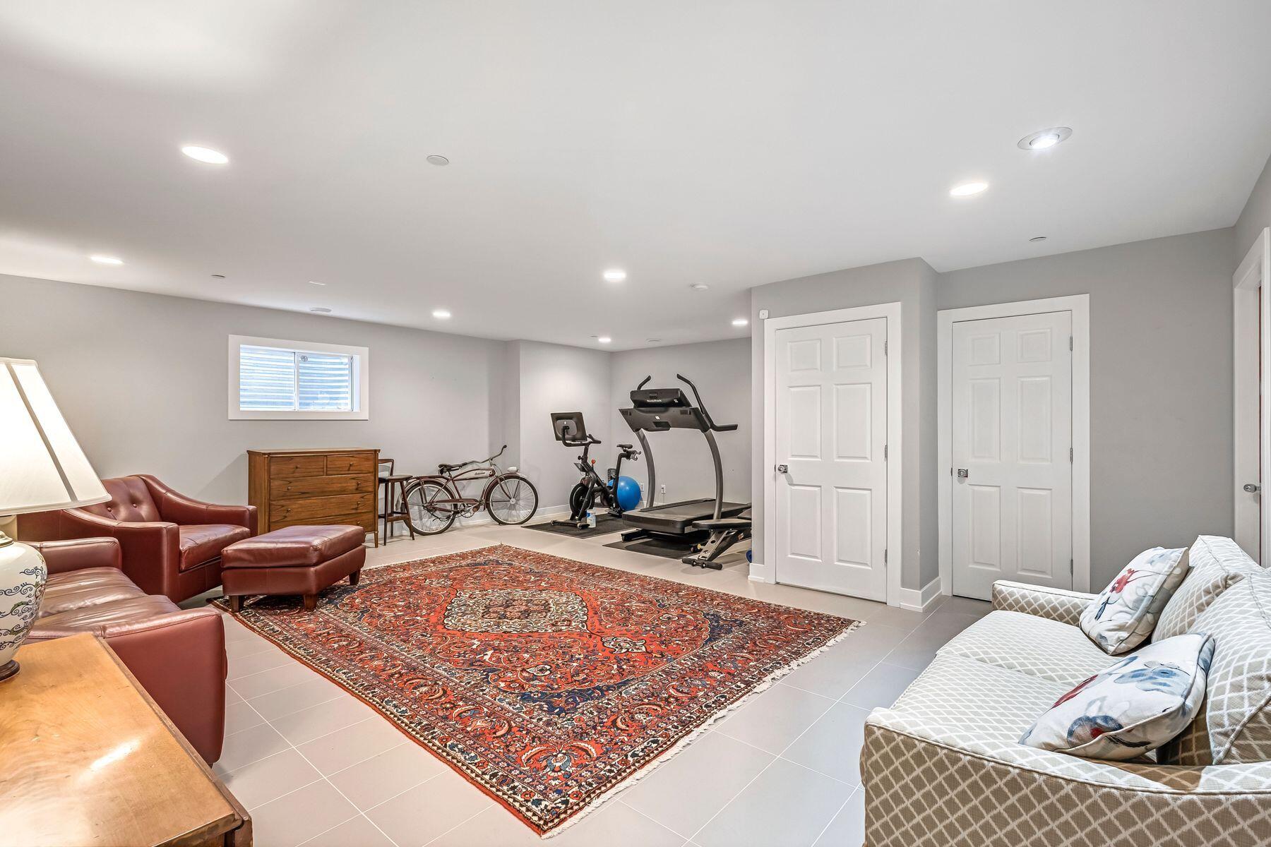 2309 E Stratford Ct