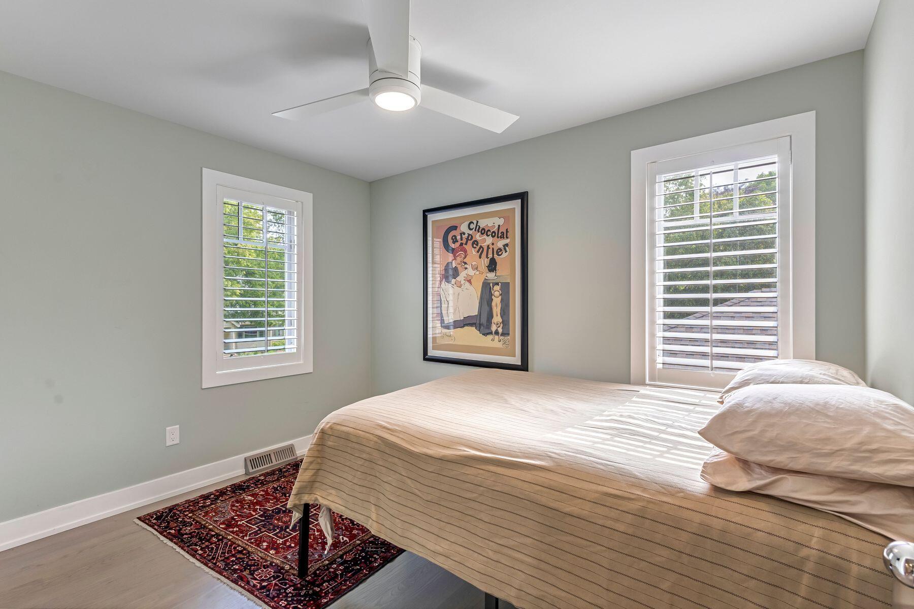 2309 E Stratford Ct