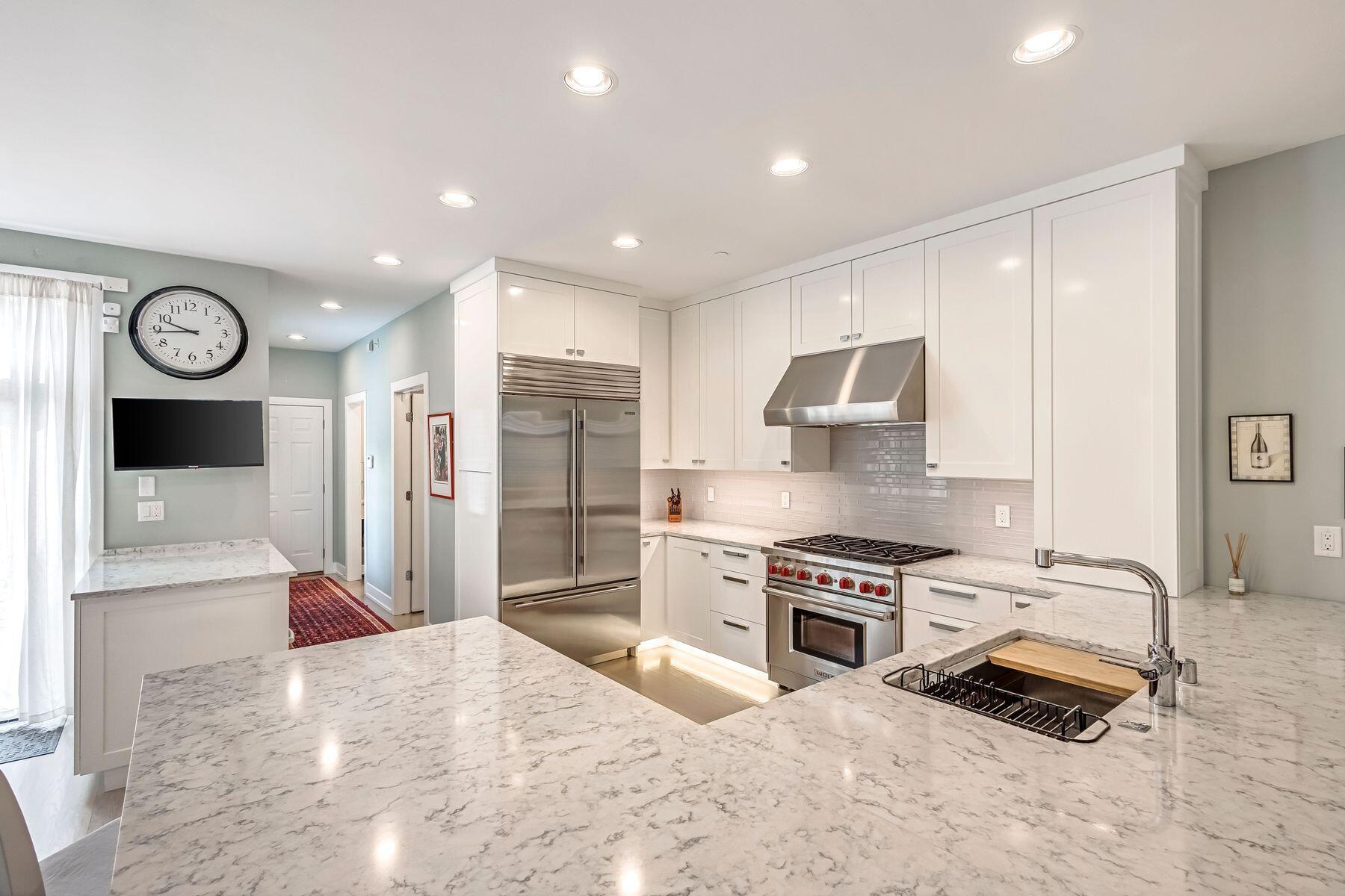2309 E Stratford Ct