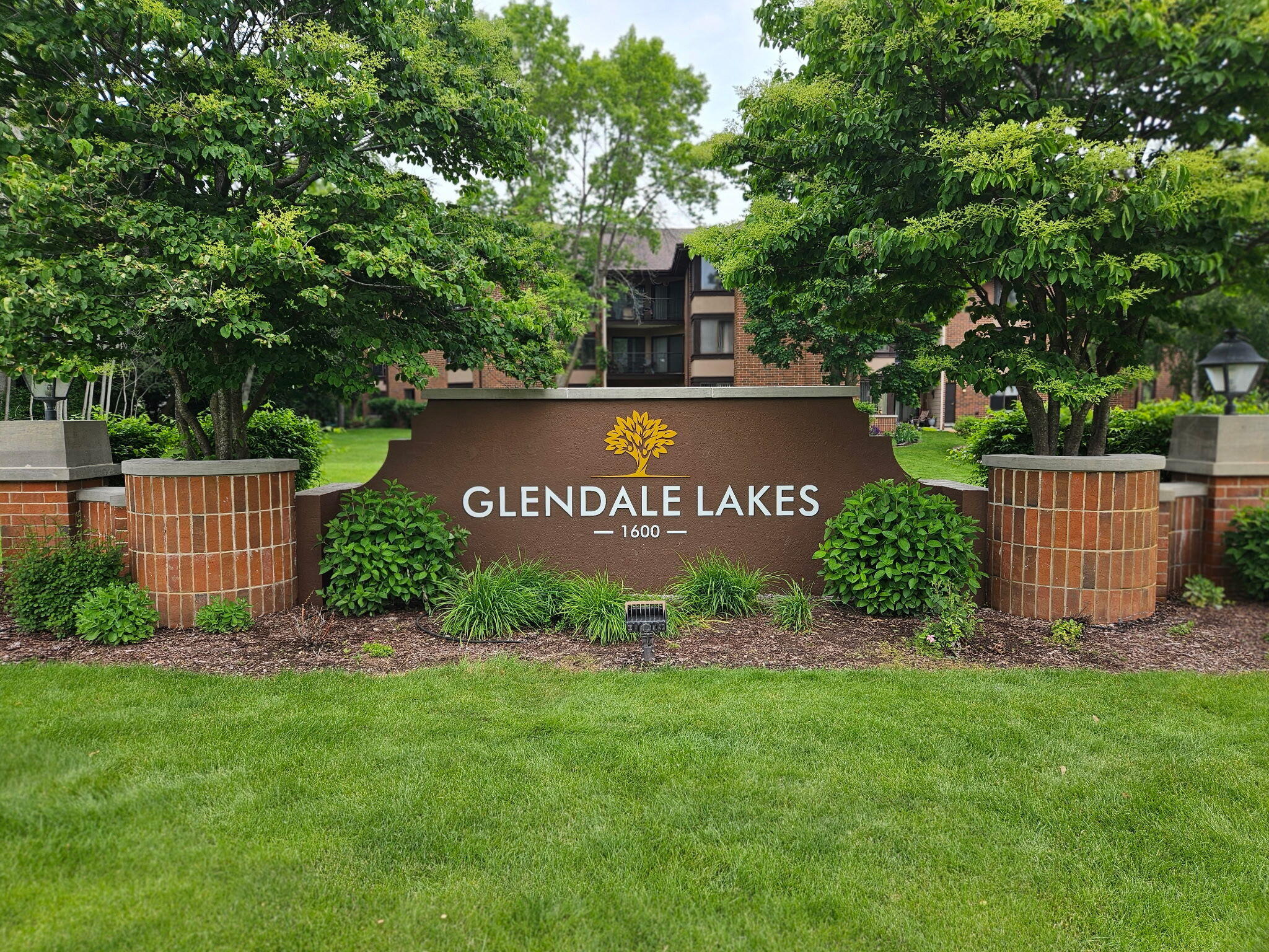 1600 W Green Tree Rd