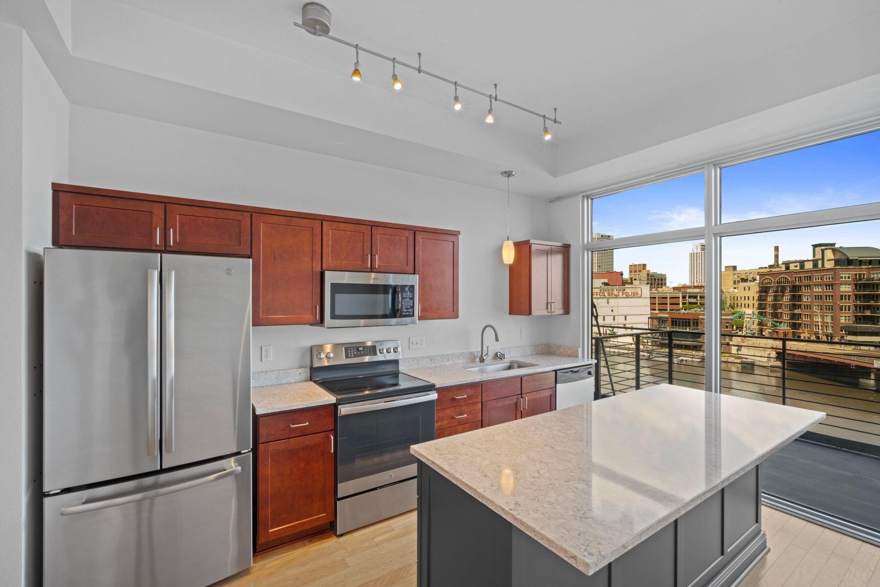 106 W Seeboth St