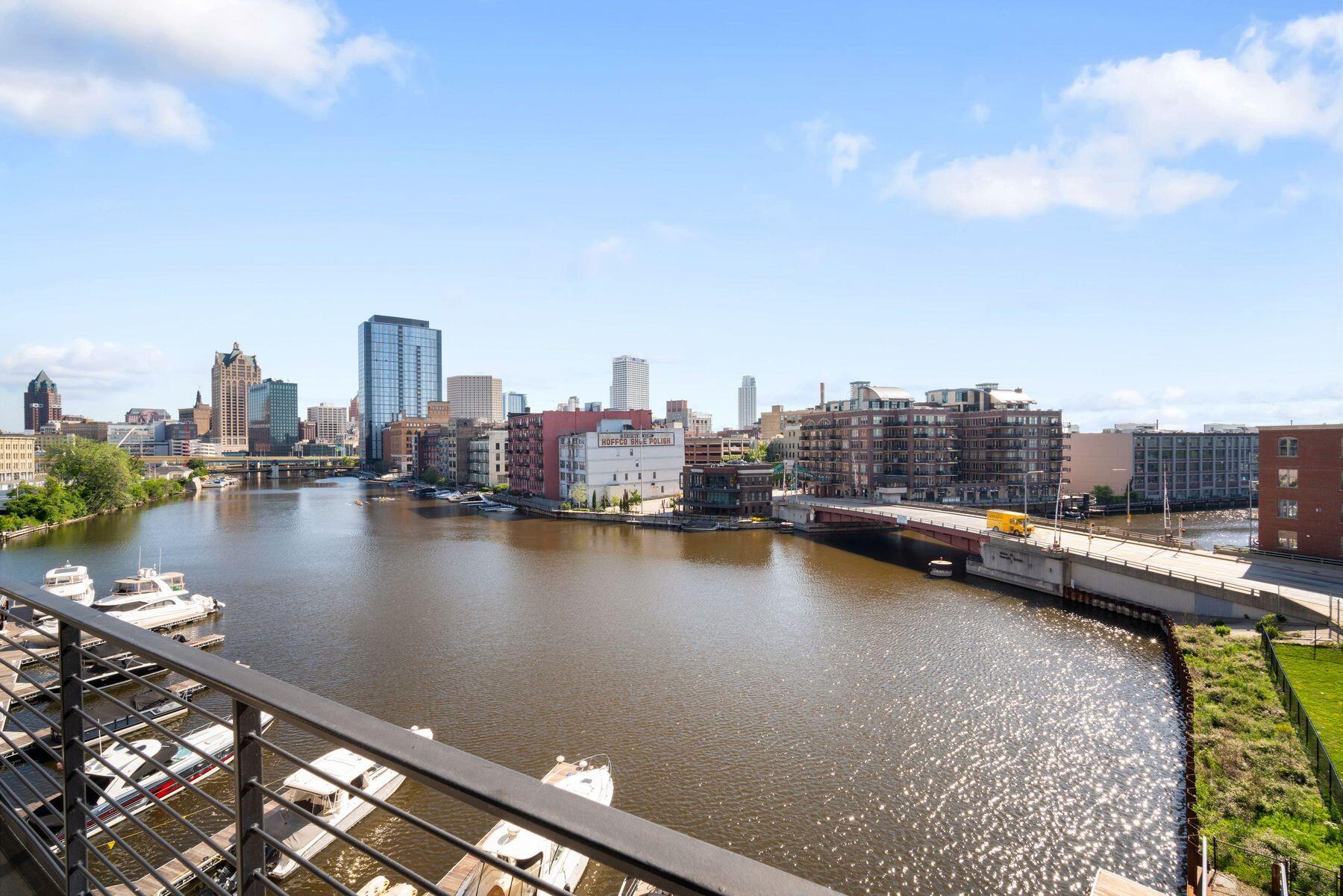 106 W Seeboth St