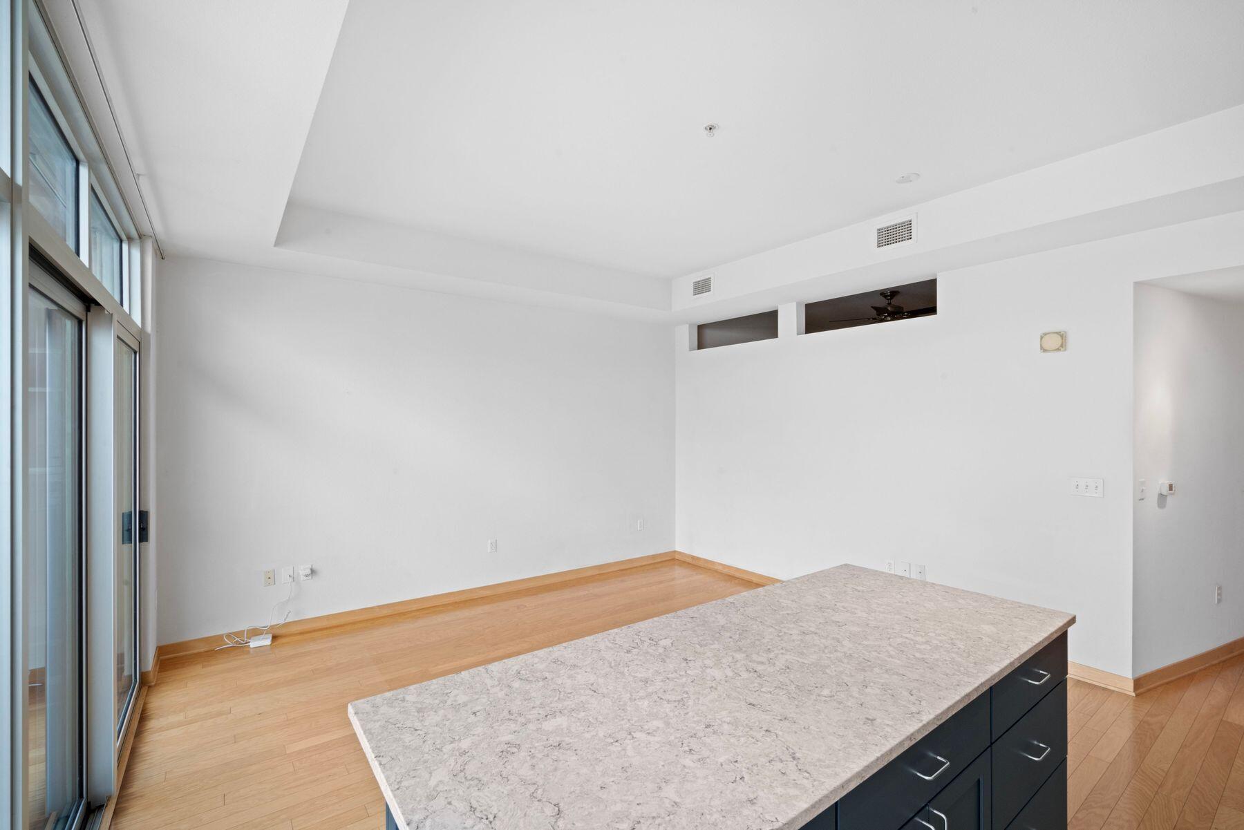 106 W Seeboth St