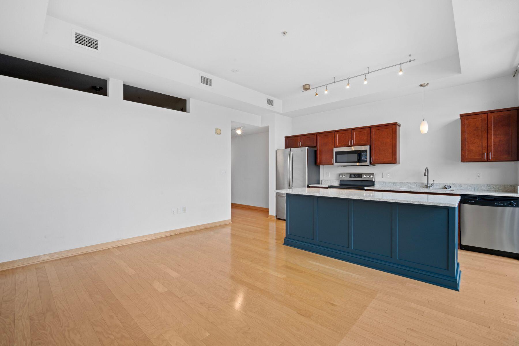 106 W Seeboth St