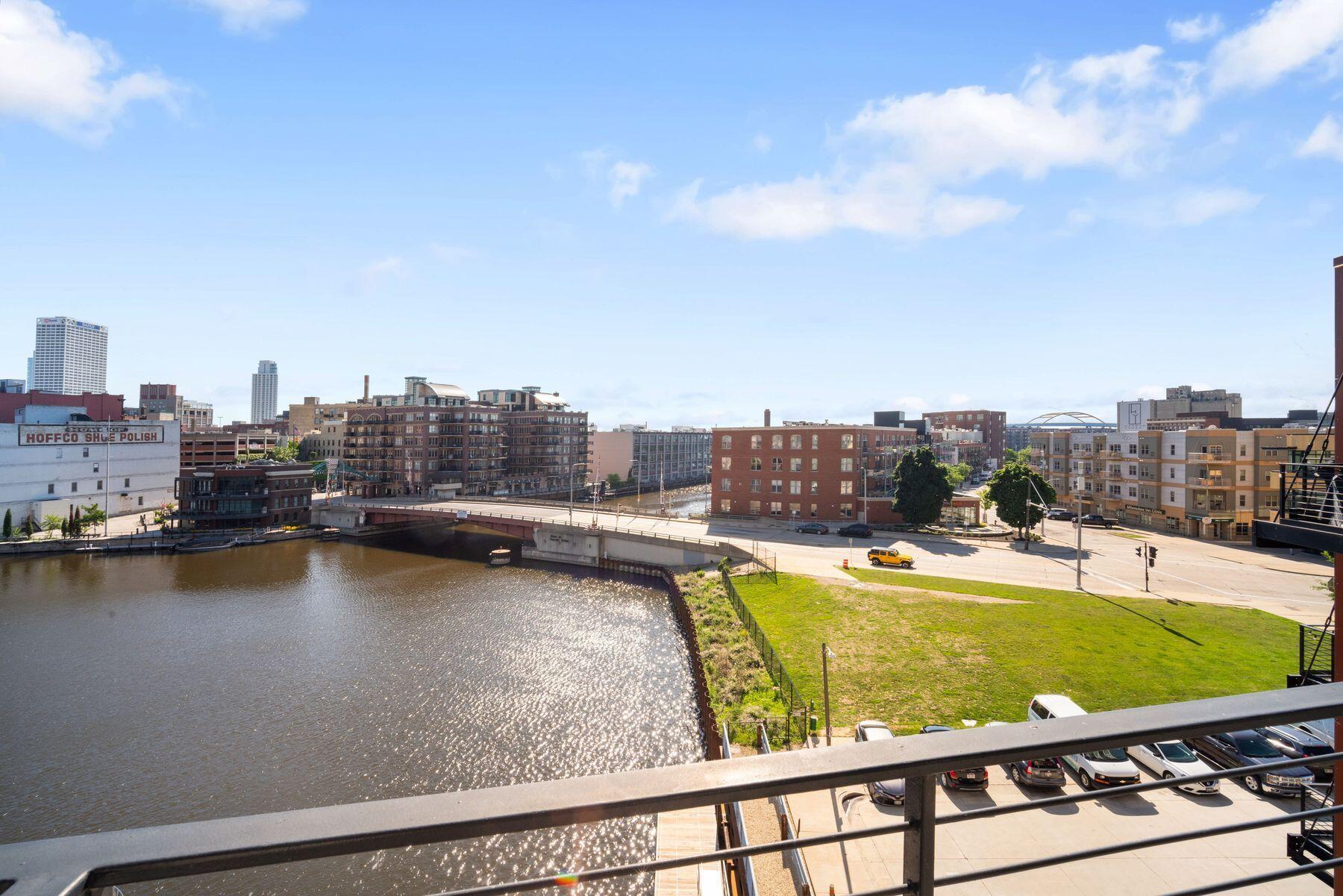 106 W Seeboth St