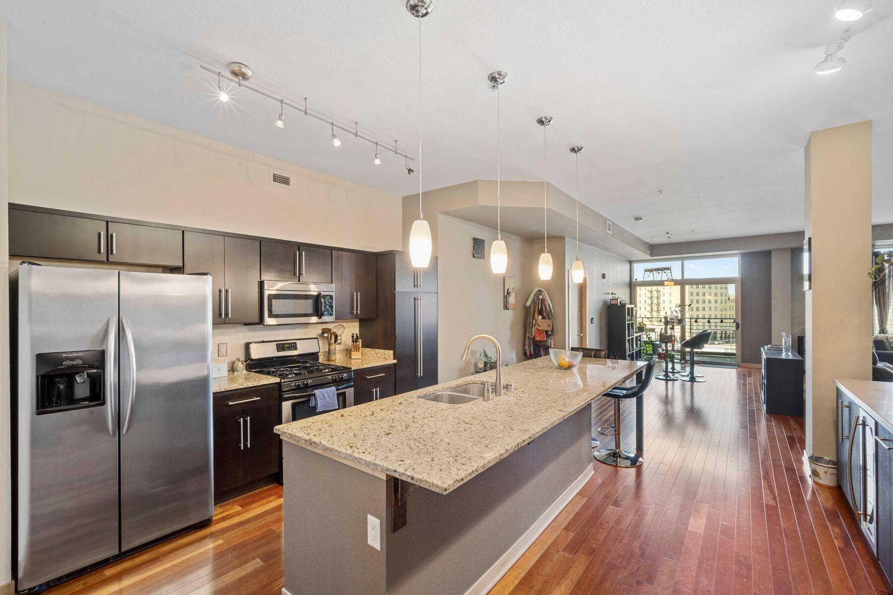 106 W Seeboth St