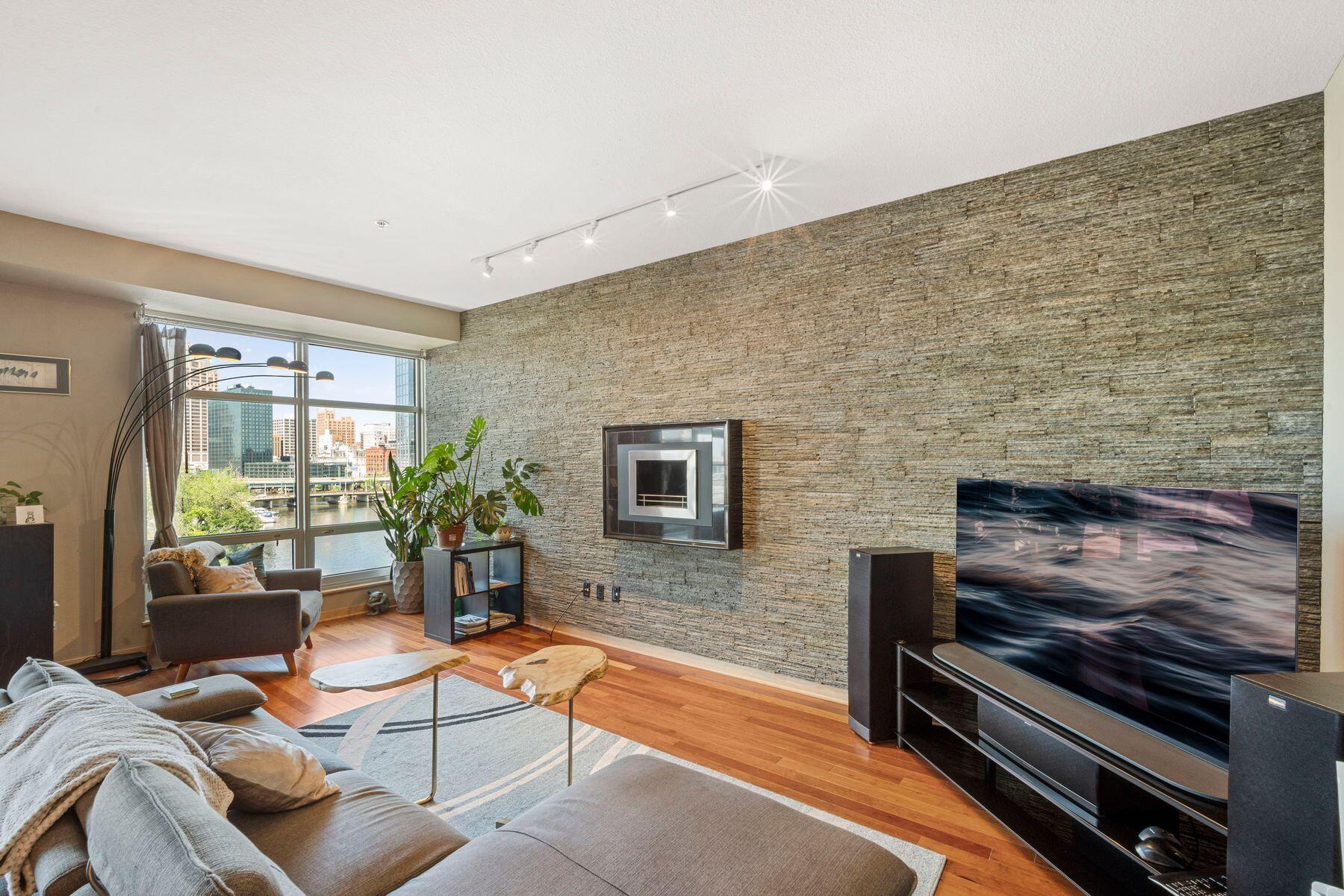 106 W Seeboth St