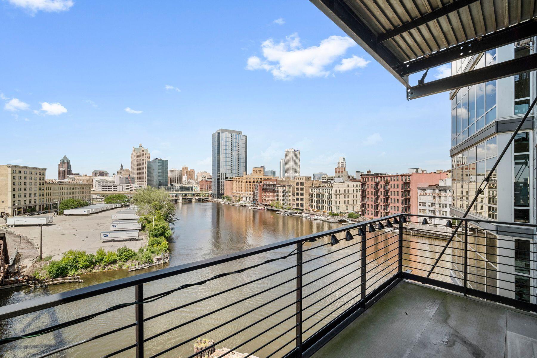 106 W Seeboth St