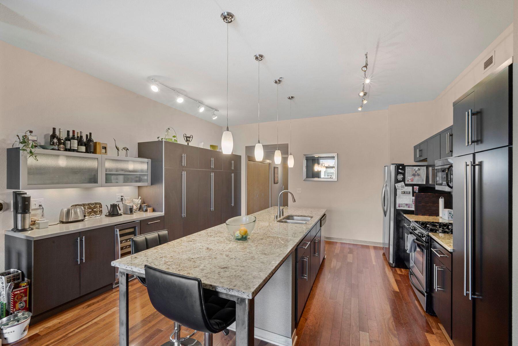 106 W Seeboth St