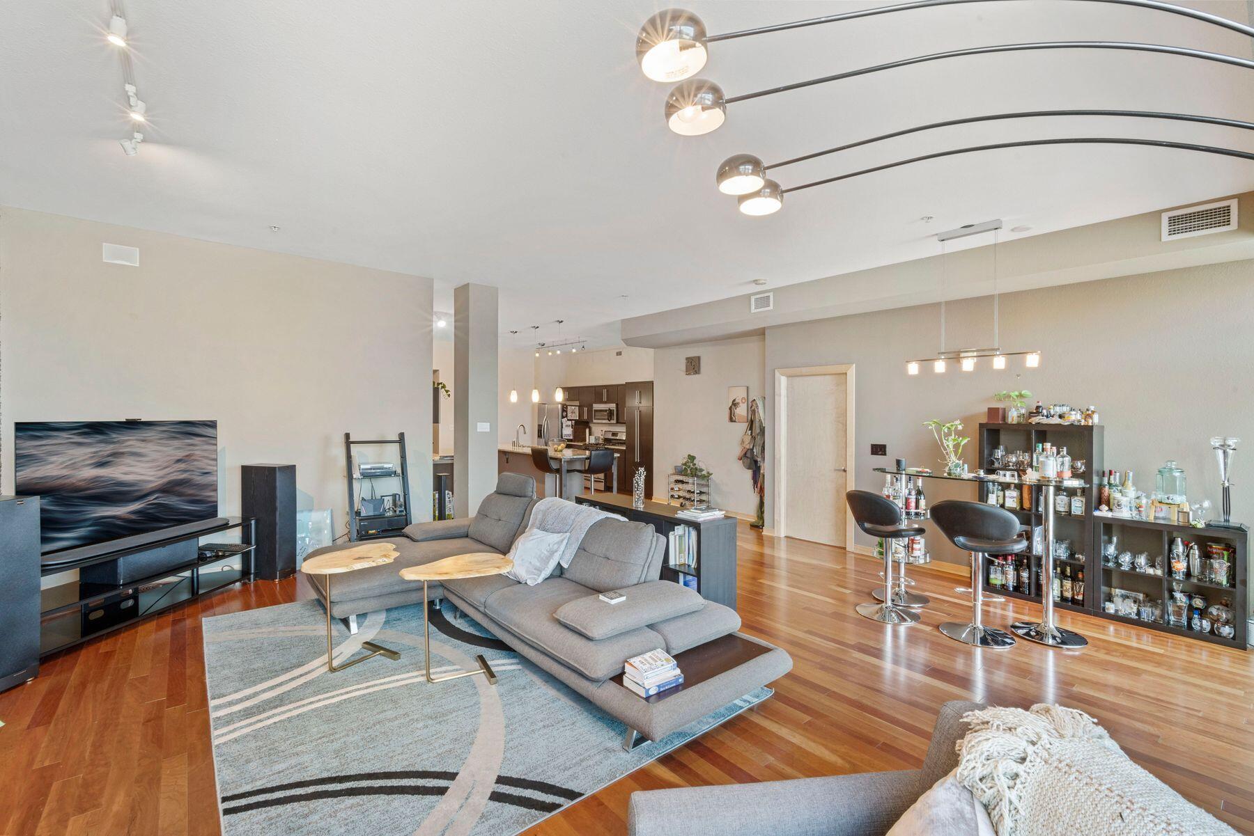 106 W Seeboth St