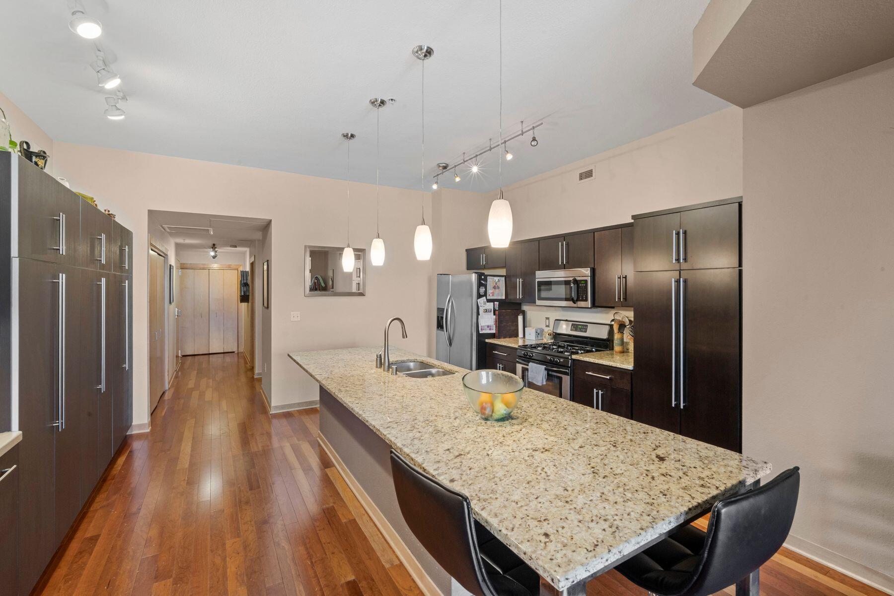 106 W Seeboth St