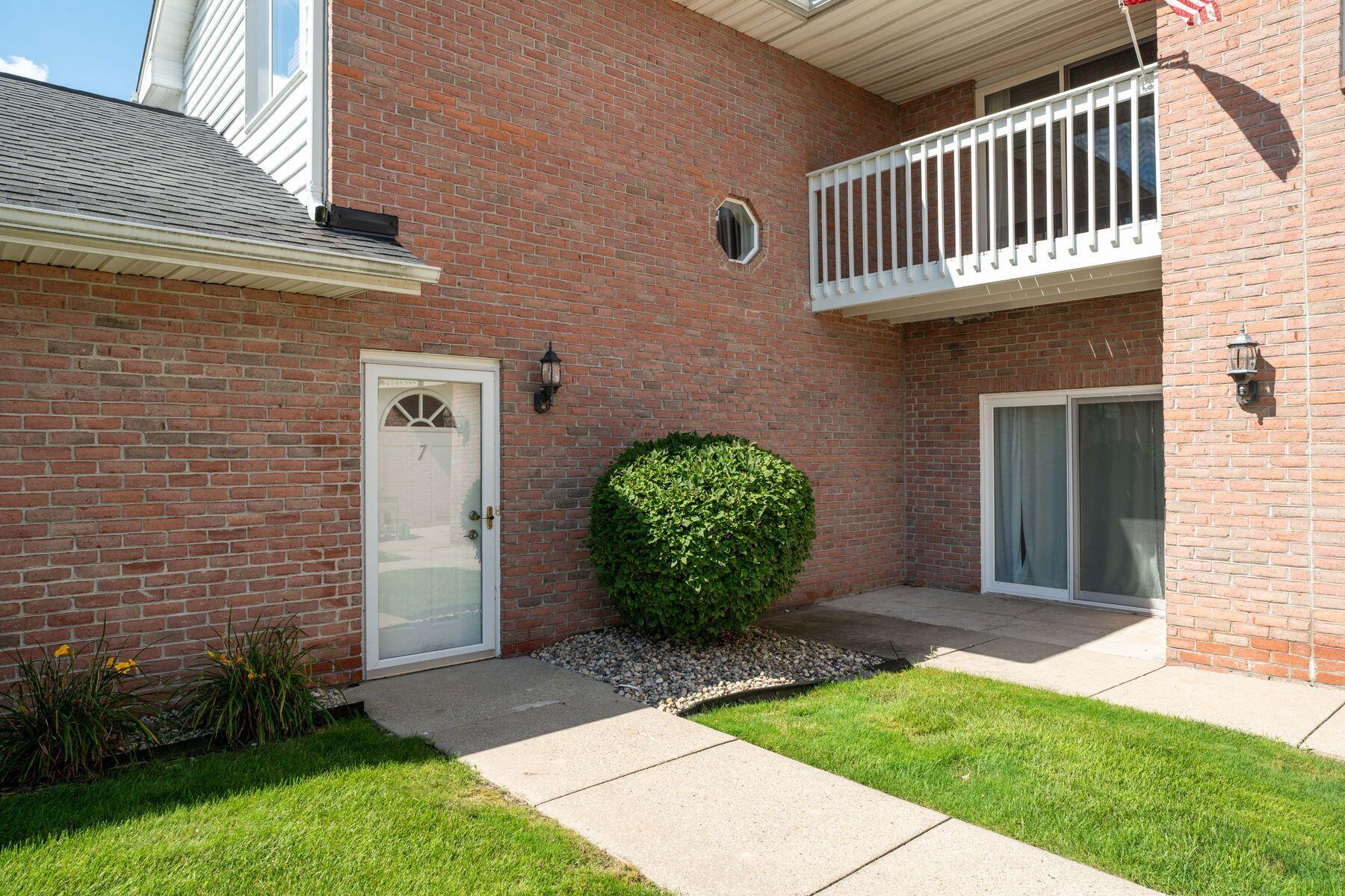 W241N2545 E Parkway Meadow Cir Unit: 7