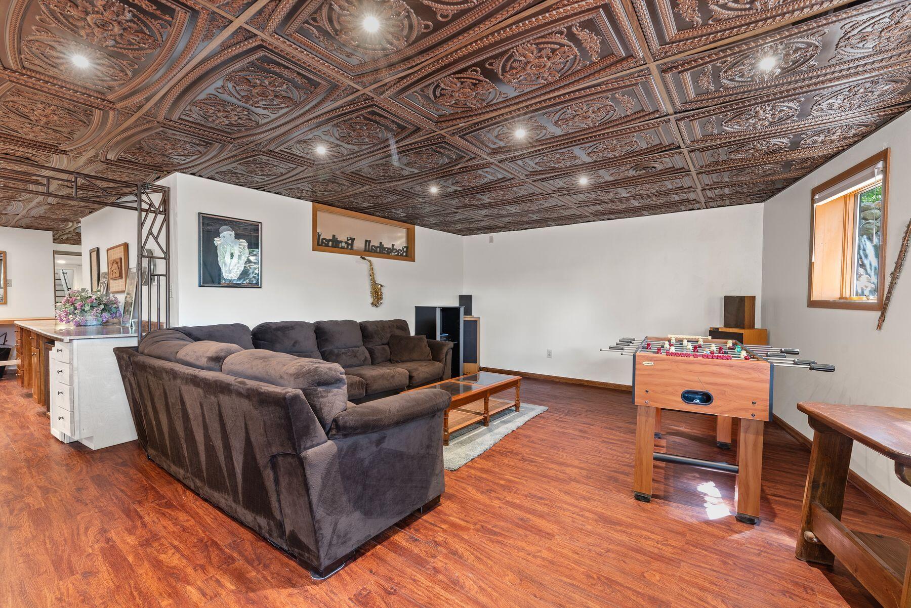 225 S 6th St