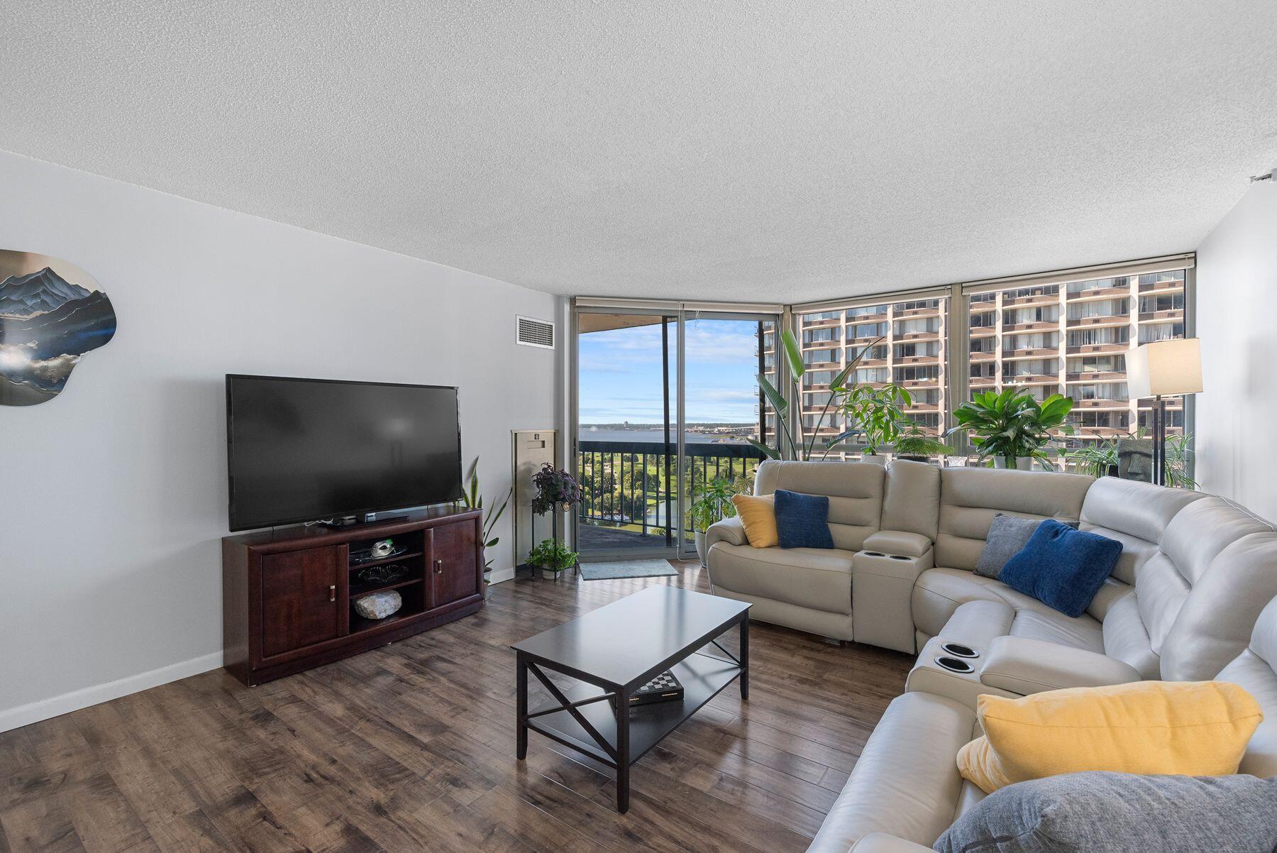1660 N Prospect Ave Unit: 1207