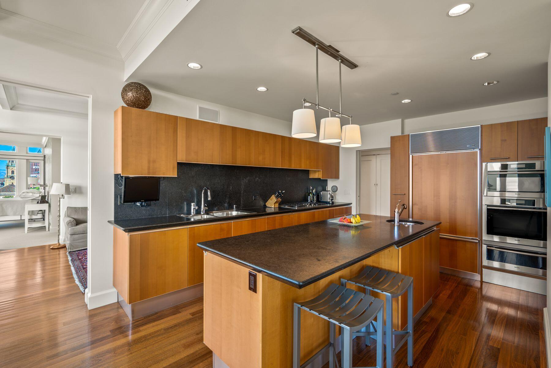 825 N Prospect Ave Unit: 702