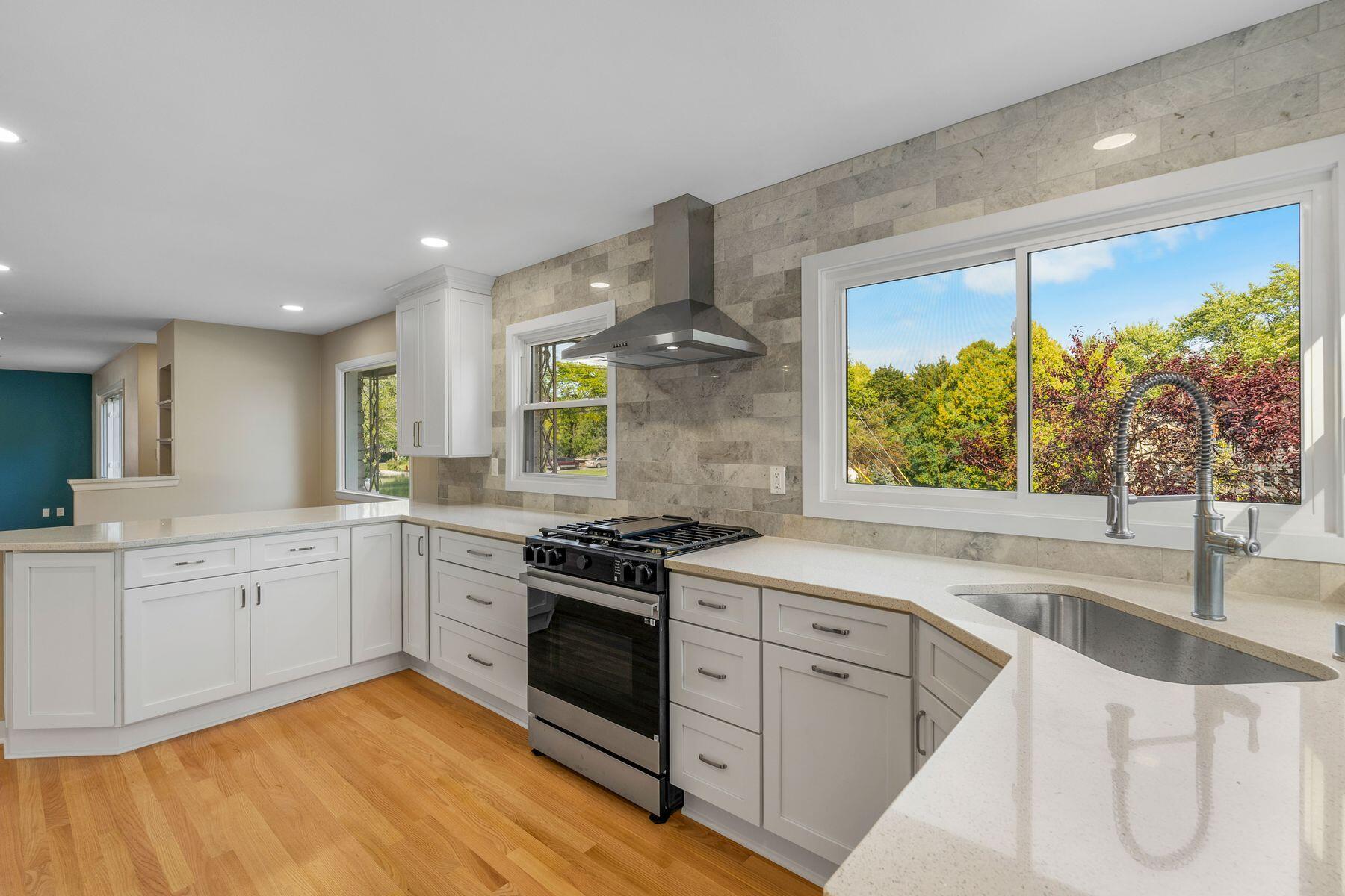 6963 N Range Line Rd