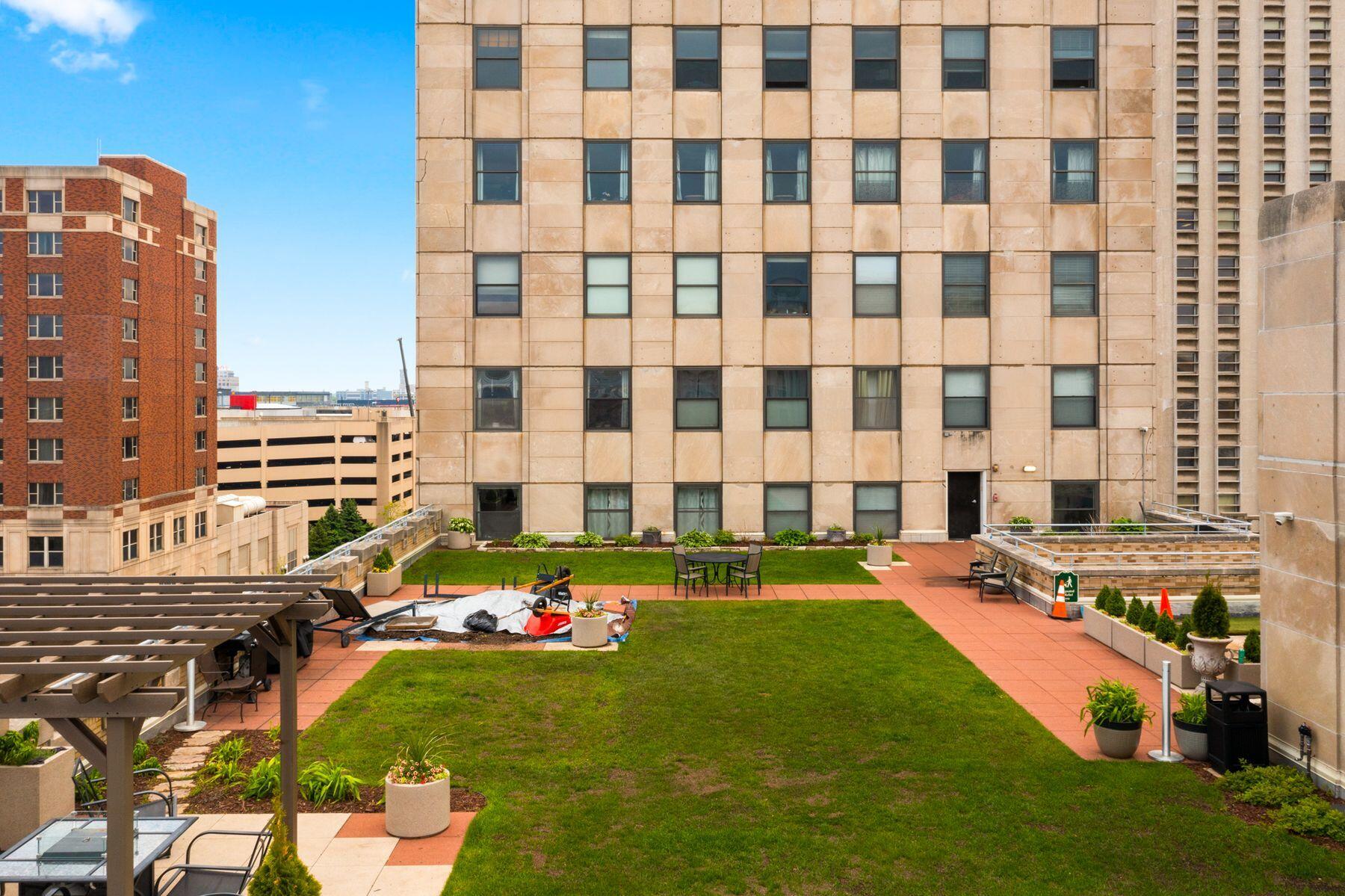 606 W Wisconsin Ave Unit: 301