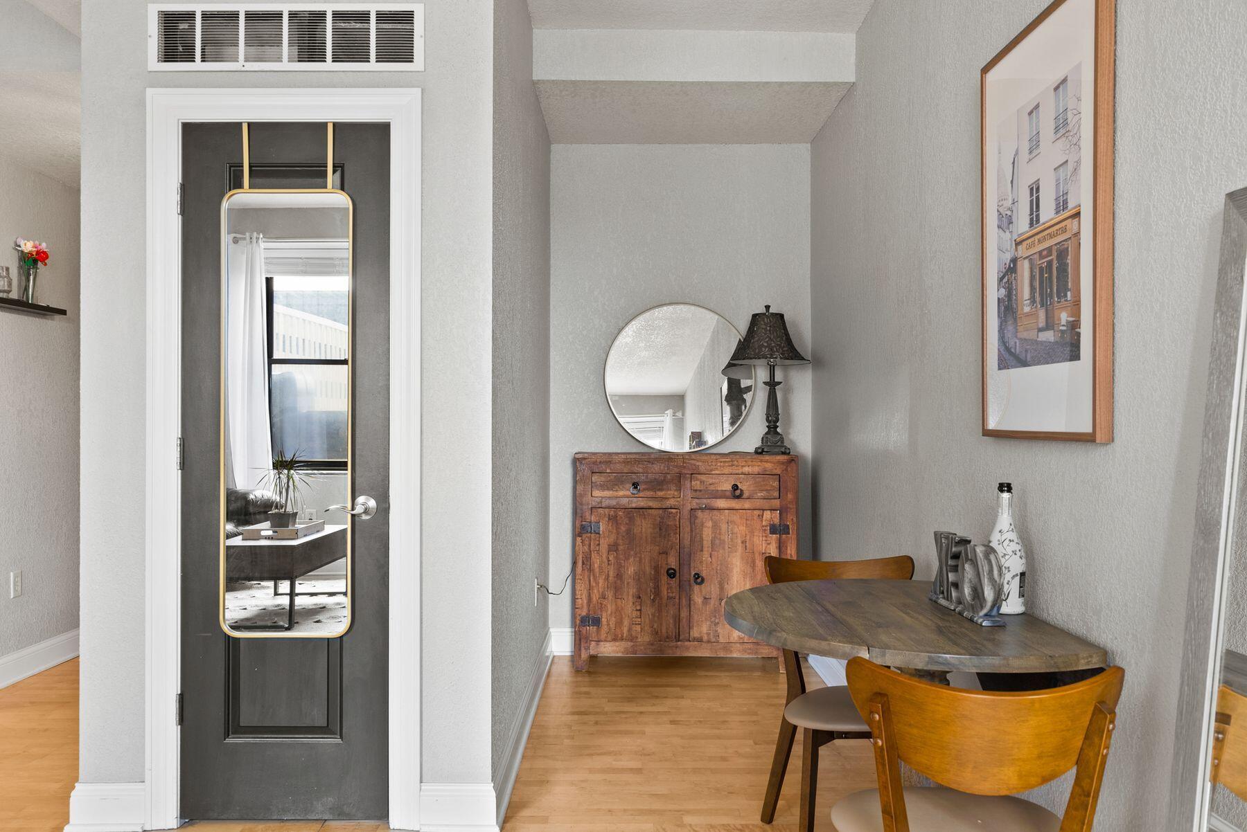 606 W Wisconsin Ave Unit: 301