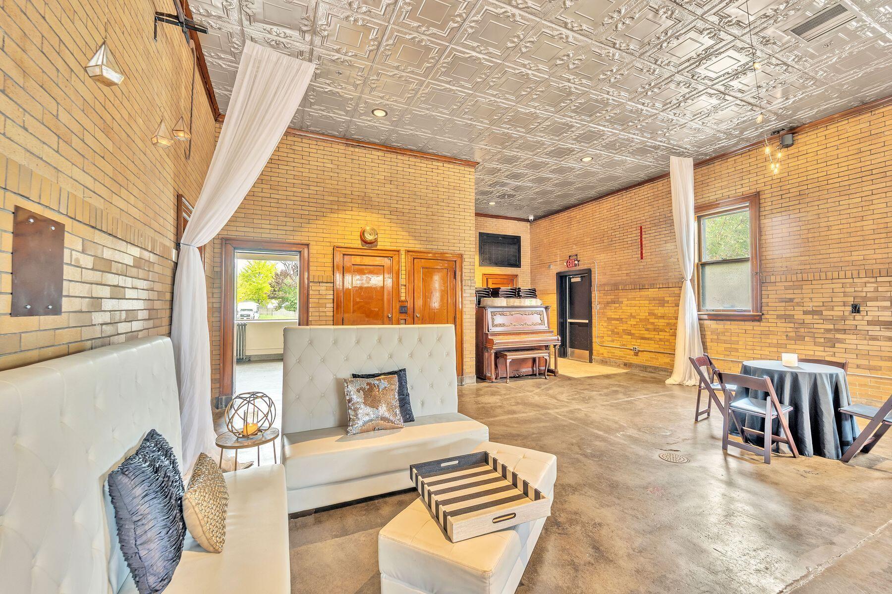 407 N Hawley Rd