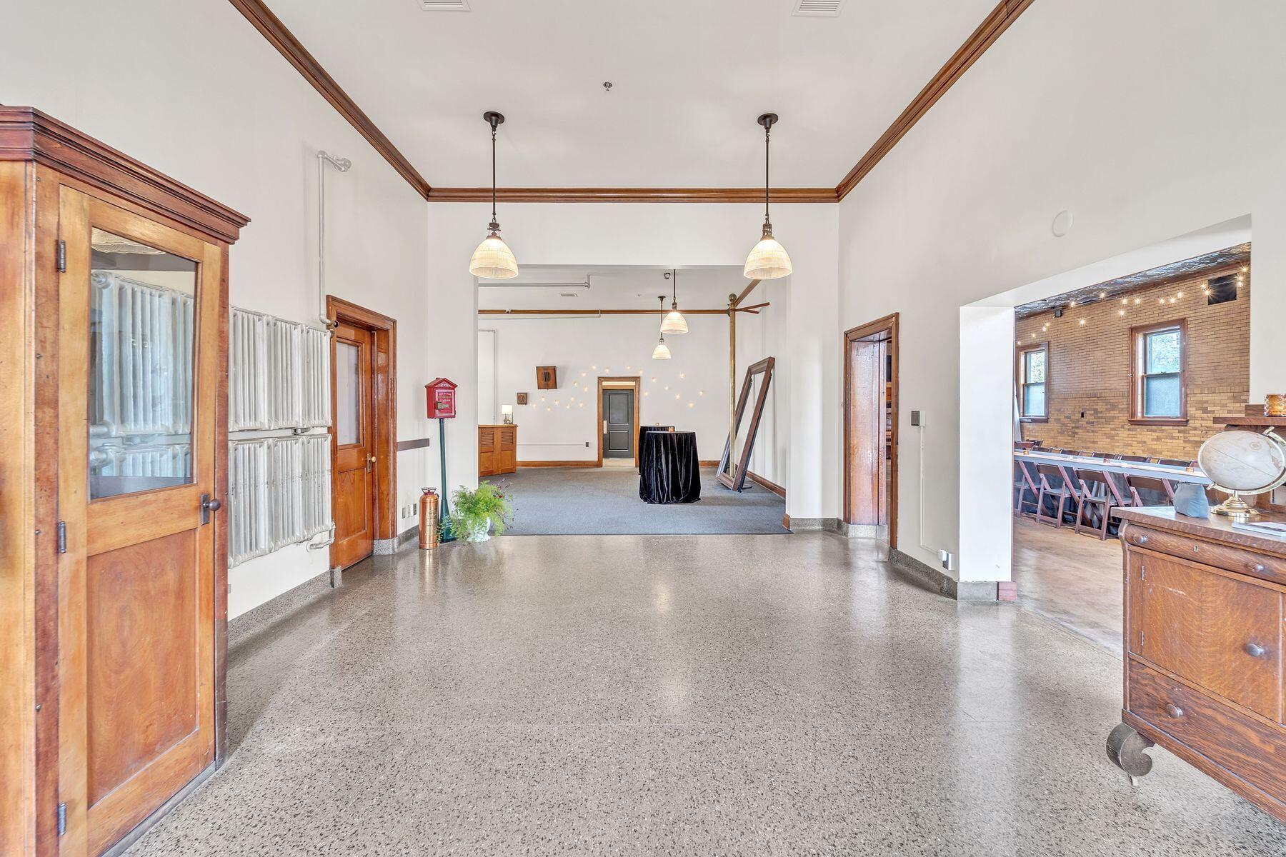 407 N Hawley Rd